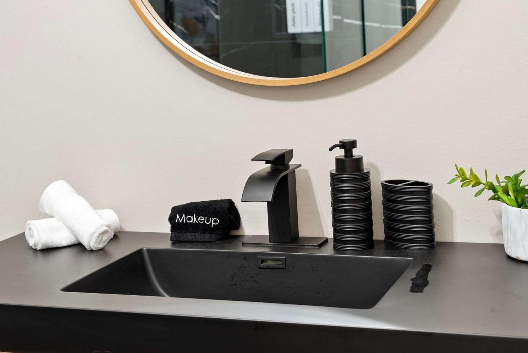 Spacious Luxury Retreat 8 Bed Oasis With 6 Baths