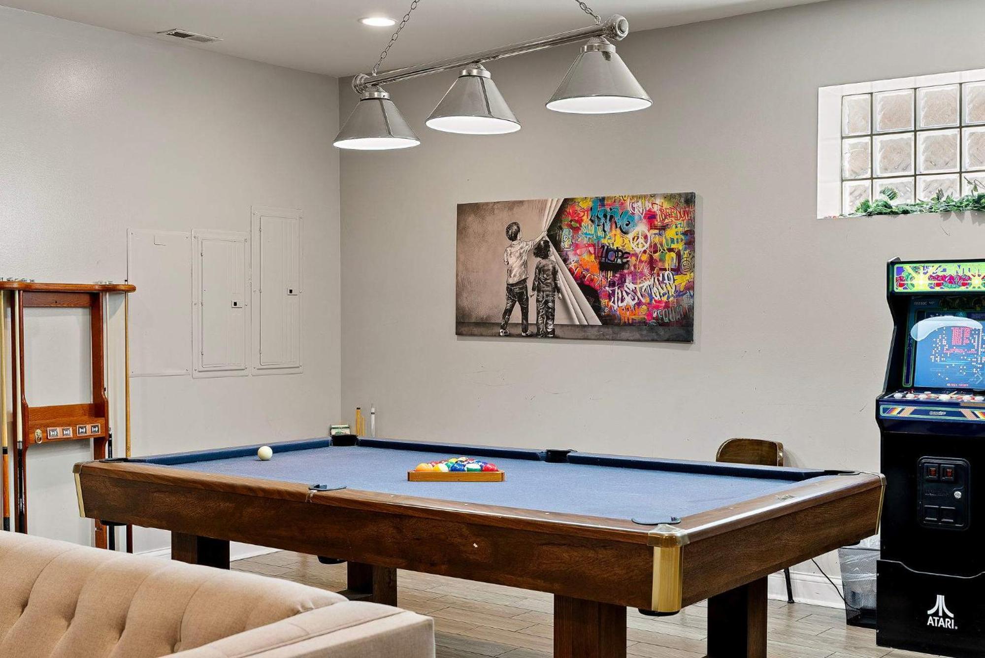 Spacious Luxury Retreat 8 Bed Oasis With 6 Baths Holiday home