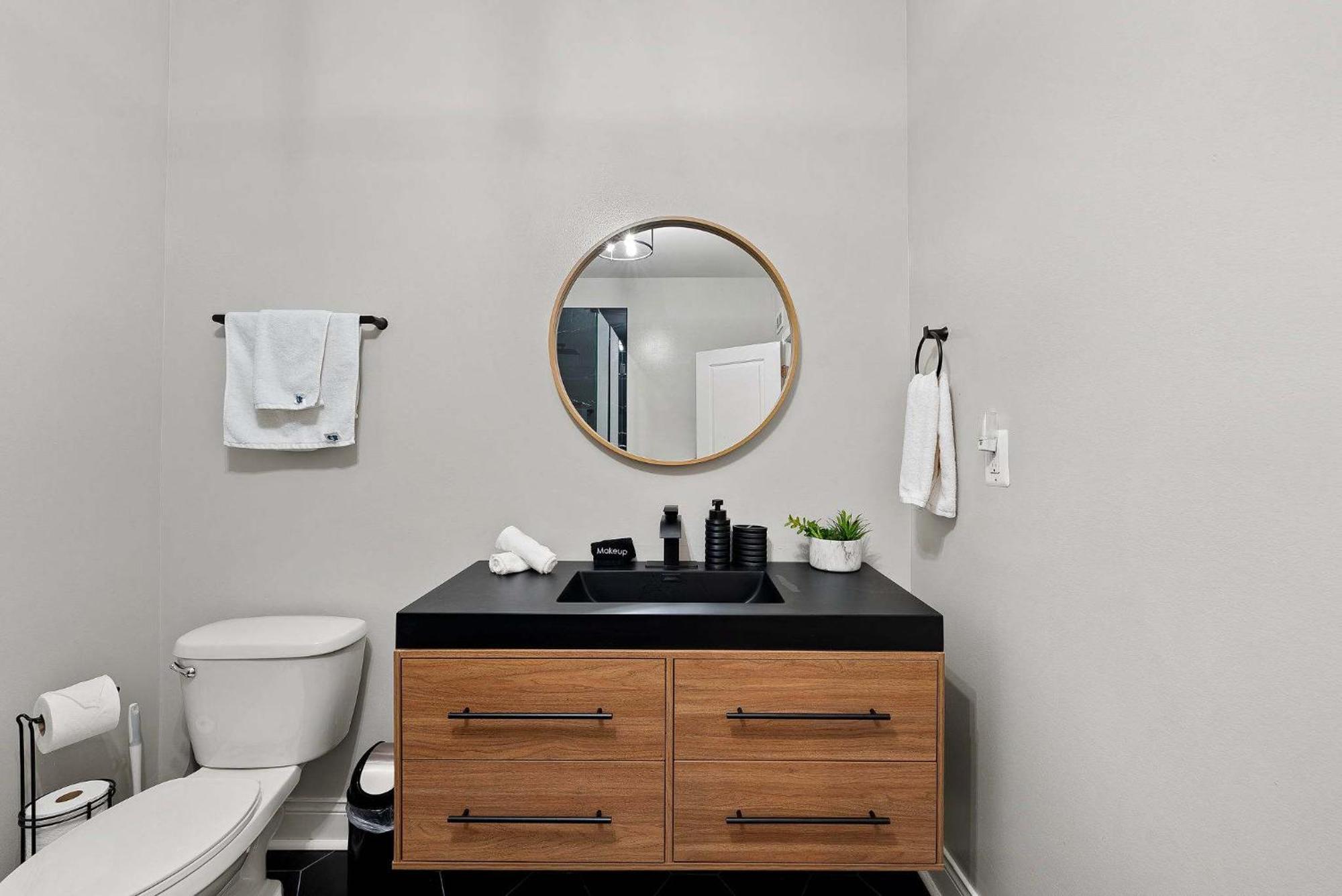 Spacious Luxury Retreat 8 Bed Oasis With 6 Baths Holiday home Chicago