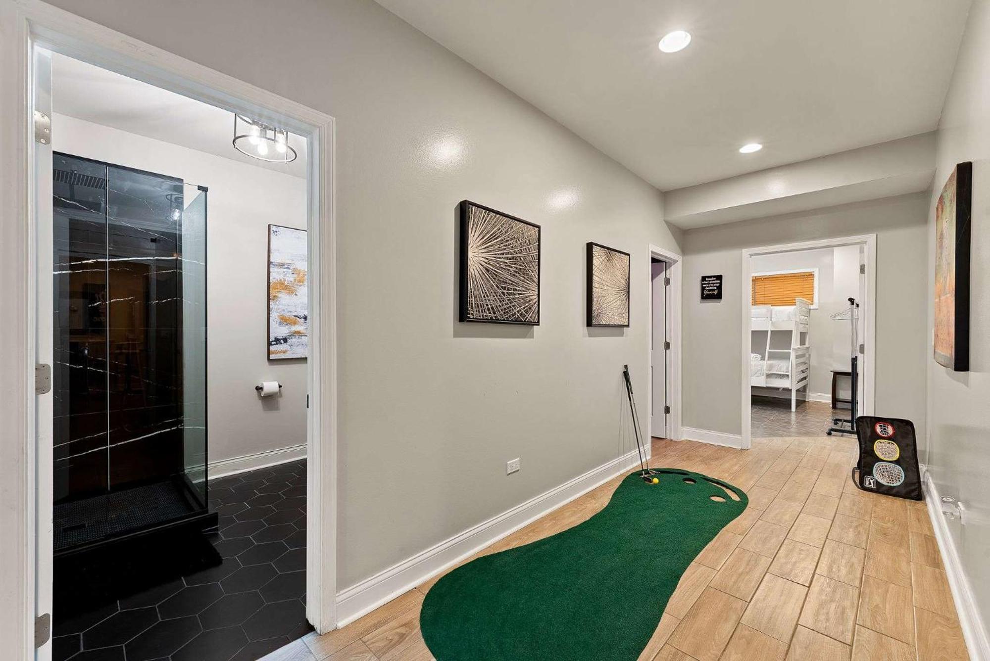 Spacious Luxury Retreat 8 Bed Oasis With 6 Baths Holiday home Chicago