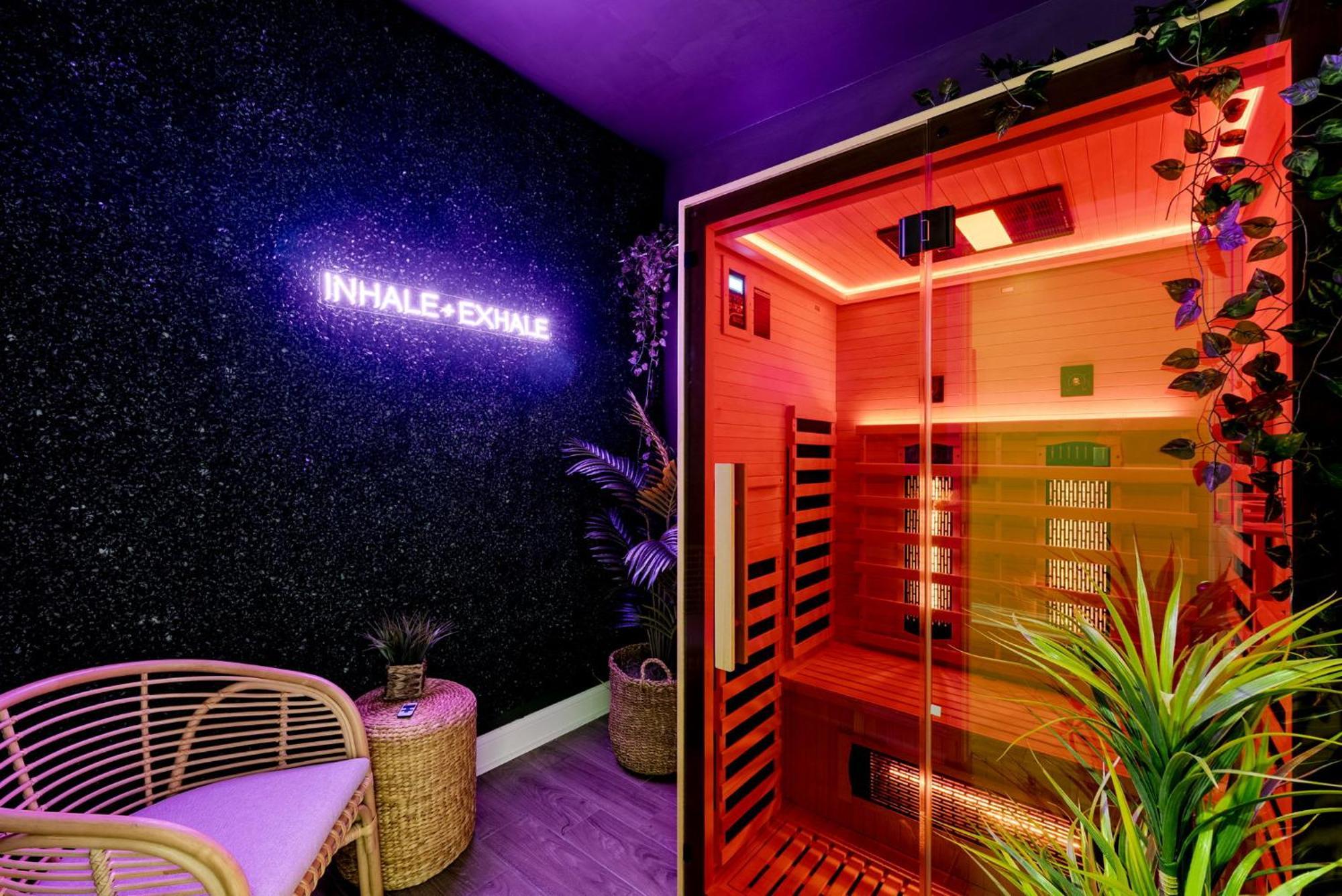 Spacious Luxury Retreat 8 Bed Oasis With 6 Baths