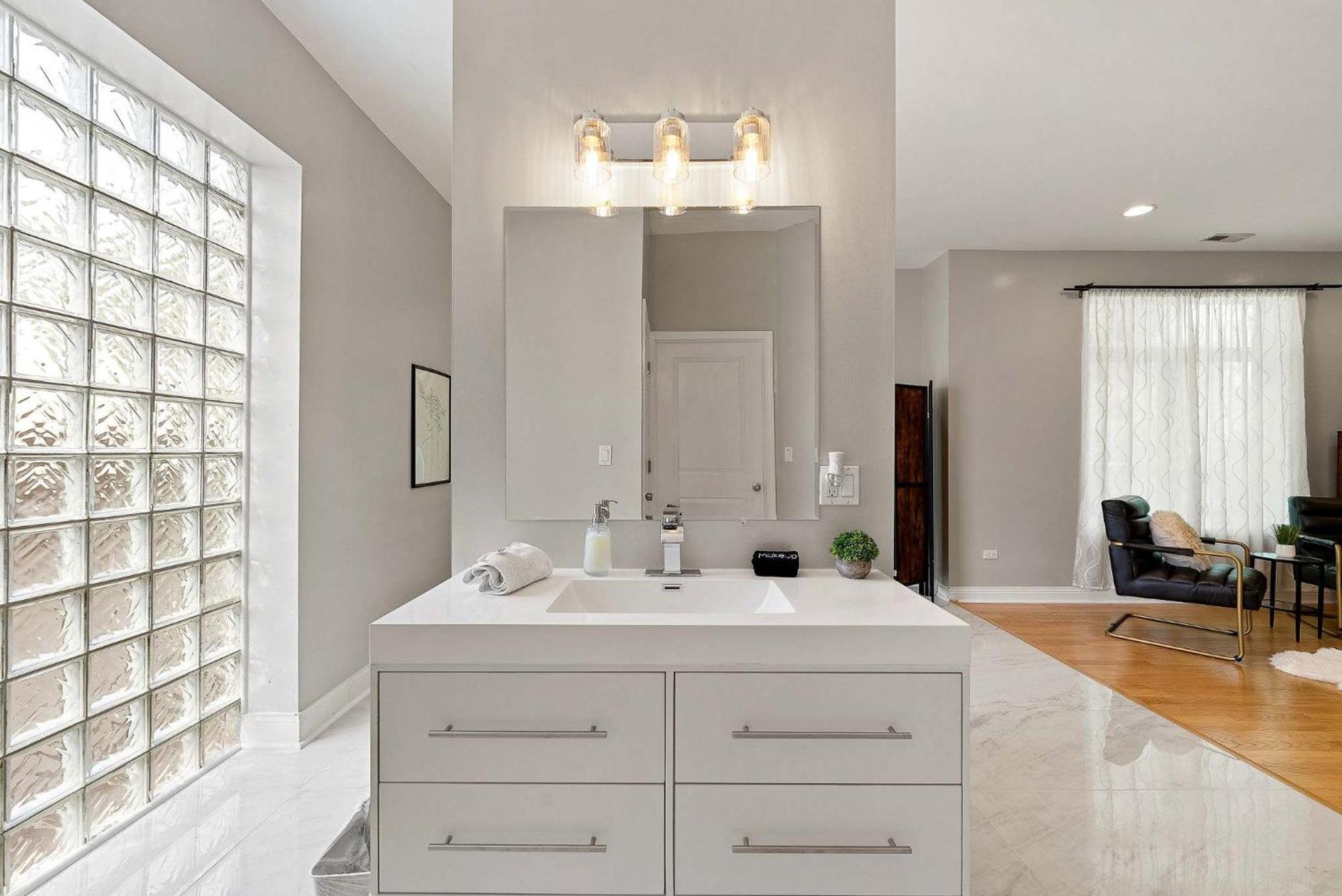 Holiday home Spacious Luxury Retreat 8 Bed Oasis With 6 Baths Chicago