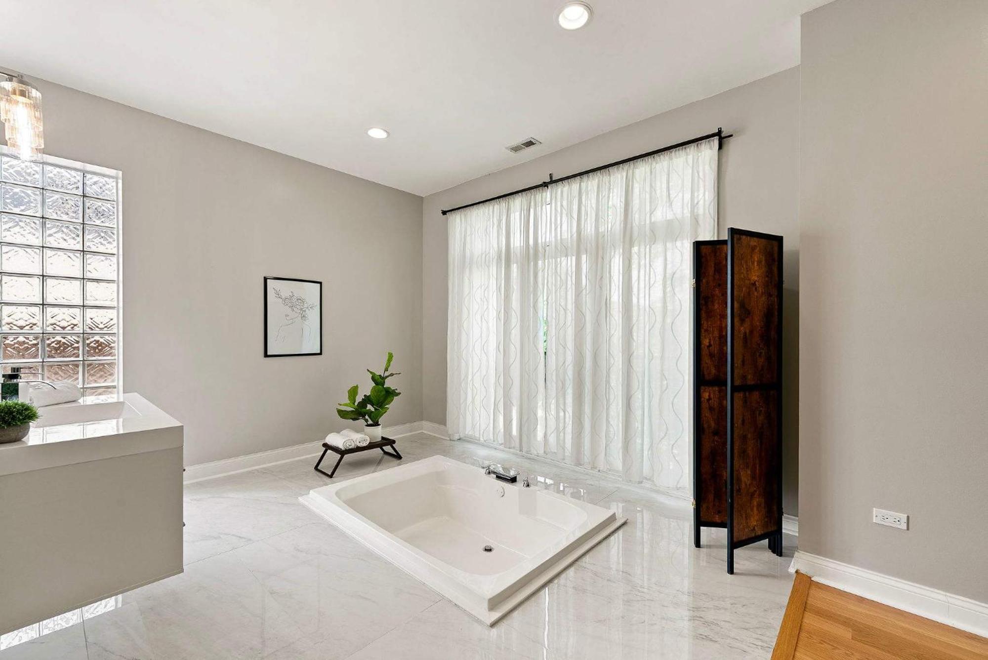 Spacious Luxury Retreat 8 Bed Oasis With 6 Baths *