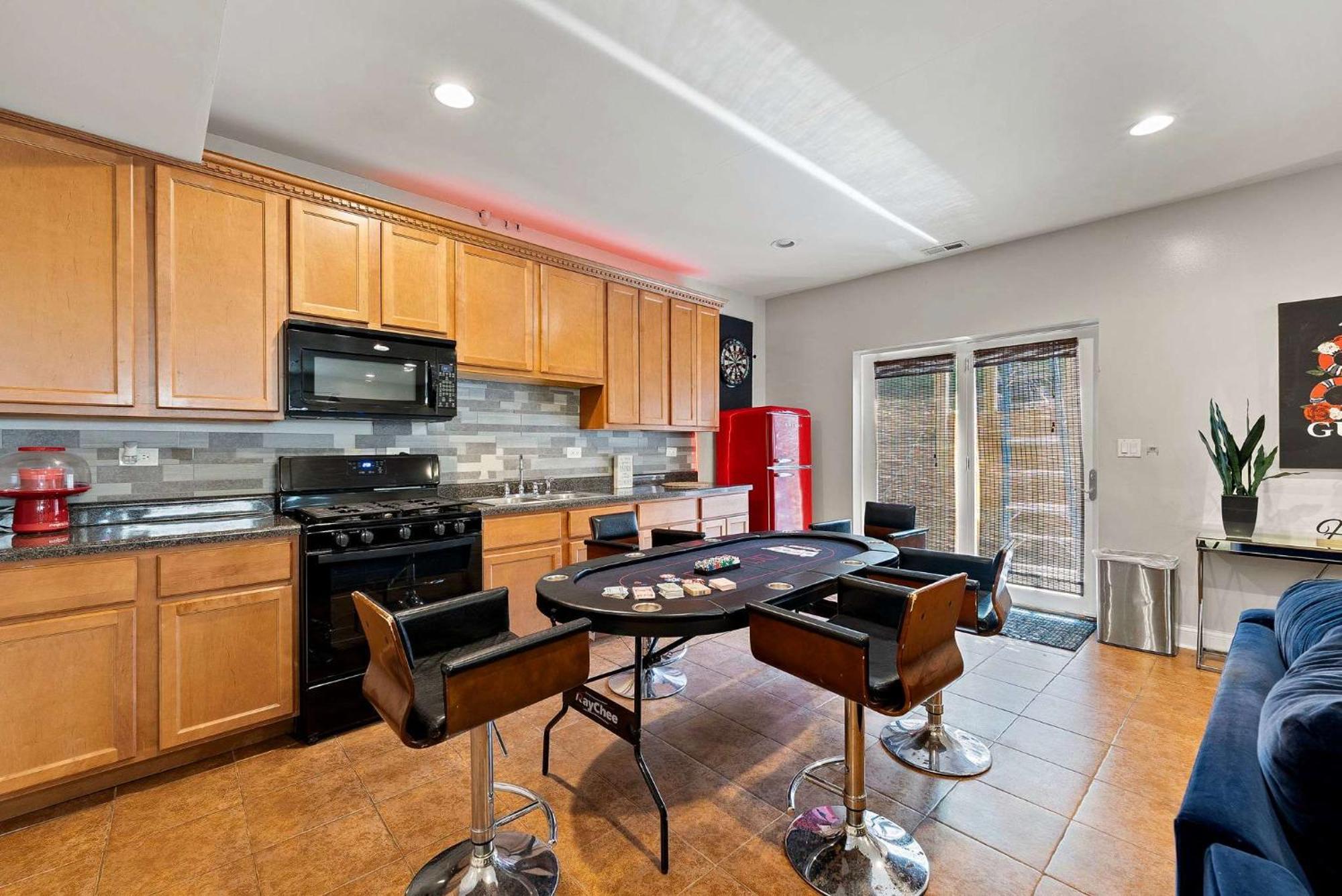 Spacious Luxury Retreat 8 Bed Oasis With 6 Baths Chicago