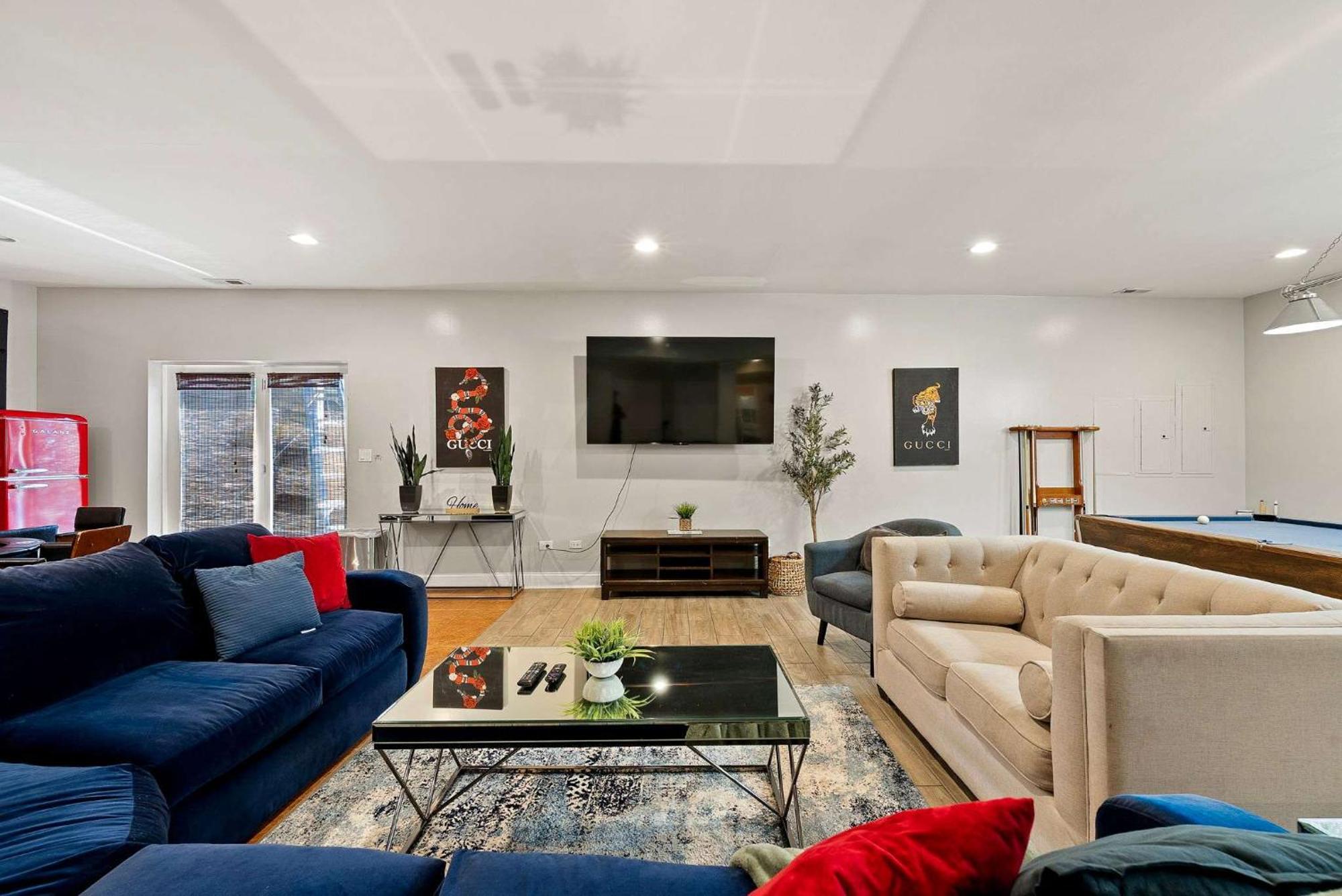 Spacious Luxury Retreat 8 Bed Oasis With 6 Baths Holiday home Chicago