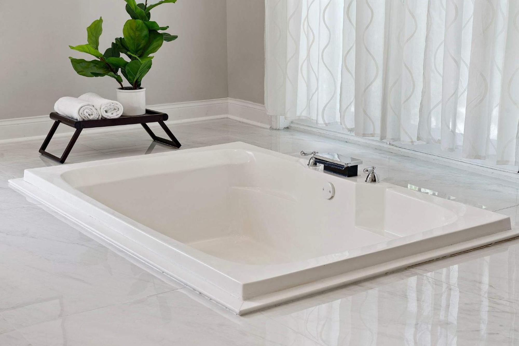 Spacious Luxury Retreat 8 Bed Oasis With 6 Baths