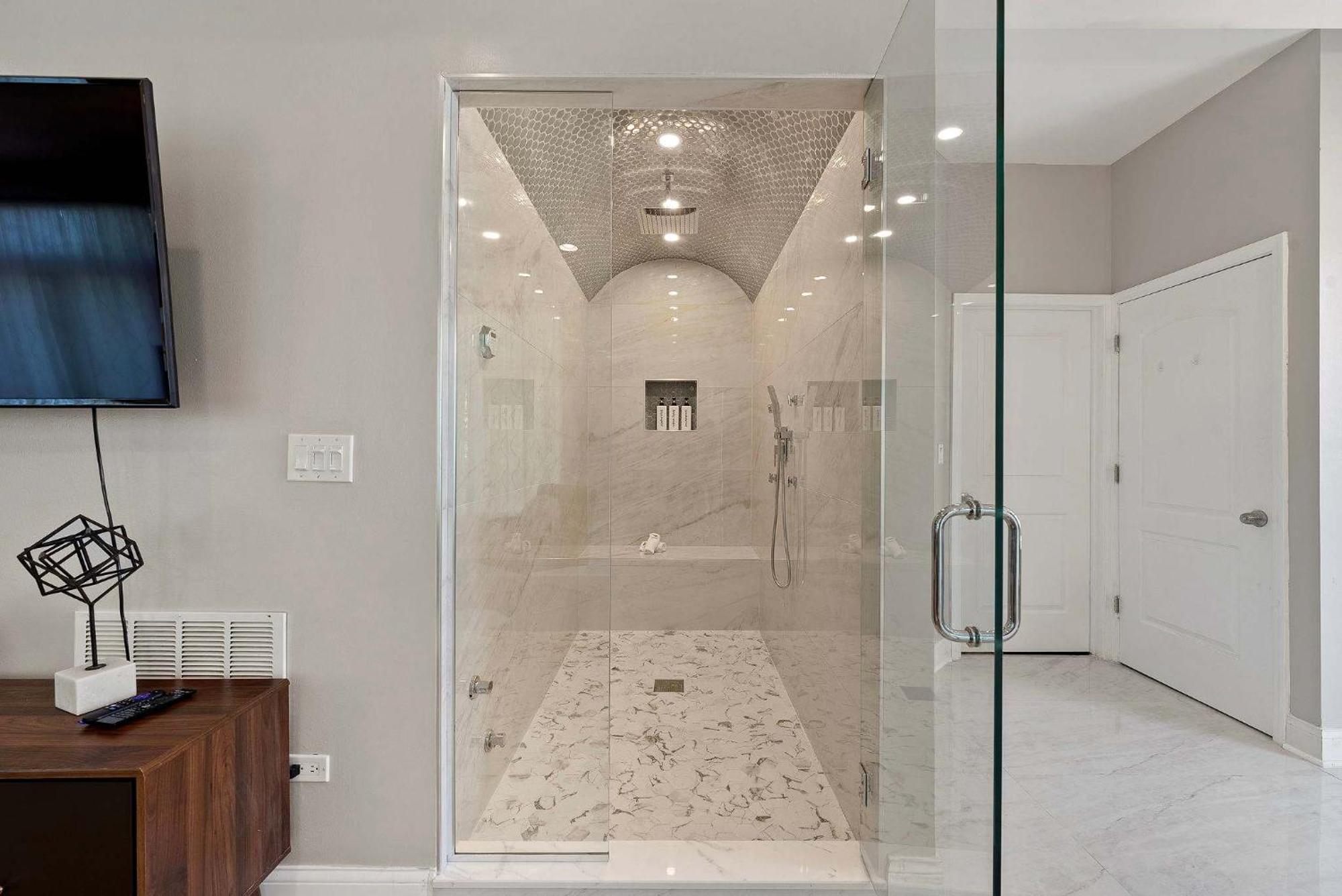 Holiday home Spacious Luxury Retreat 8 Bed Oasis With 6 Baths