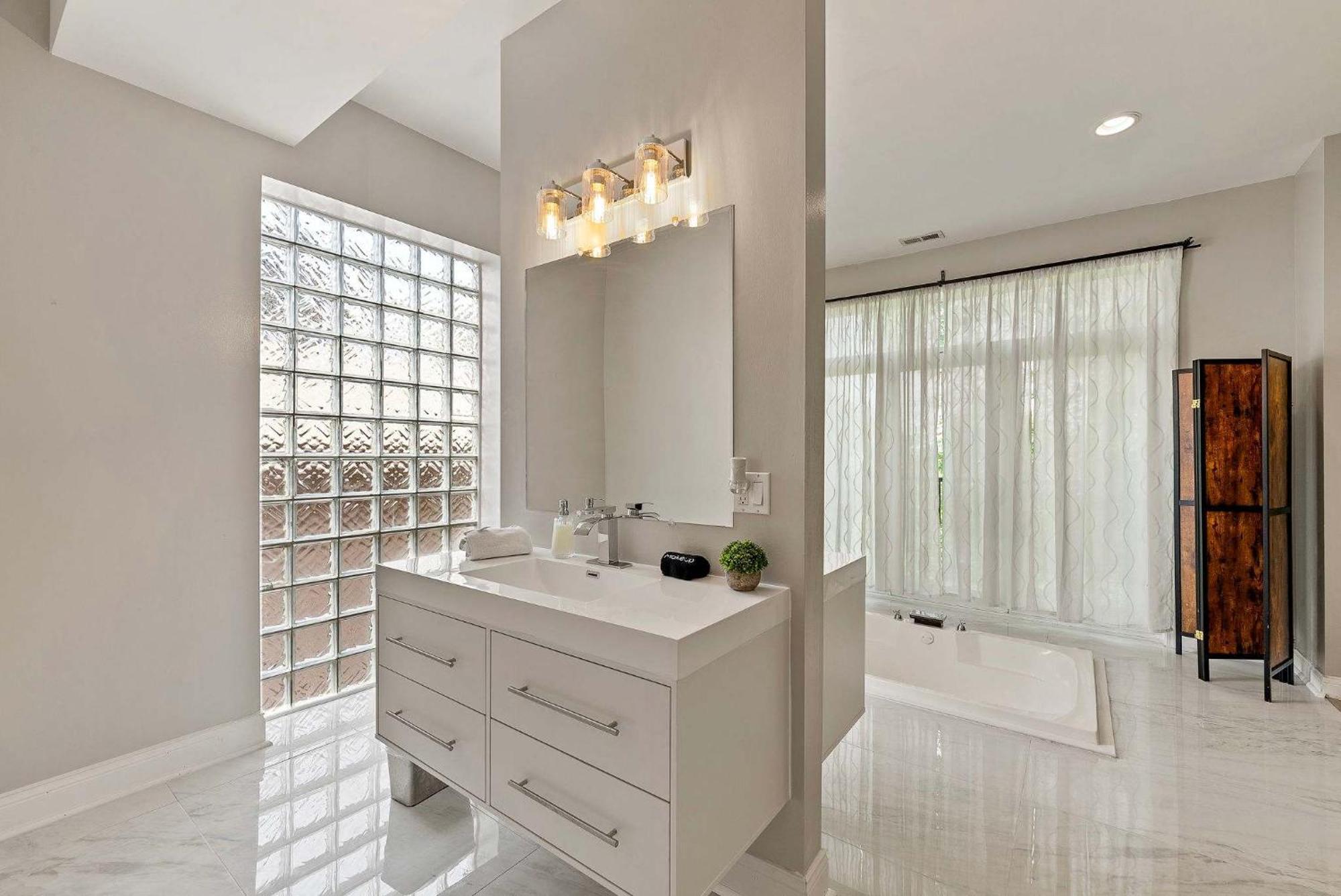 Spacious Luxury Retreat 8 Bed Oasis With 6 Baths Holiday home Chicago