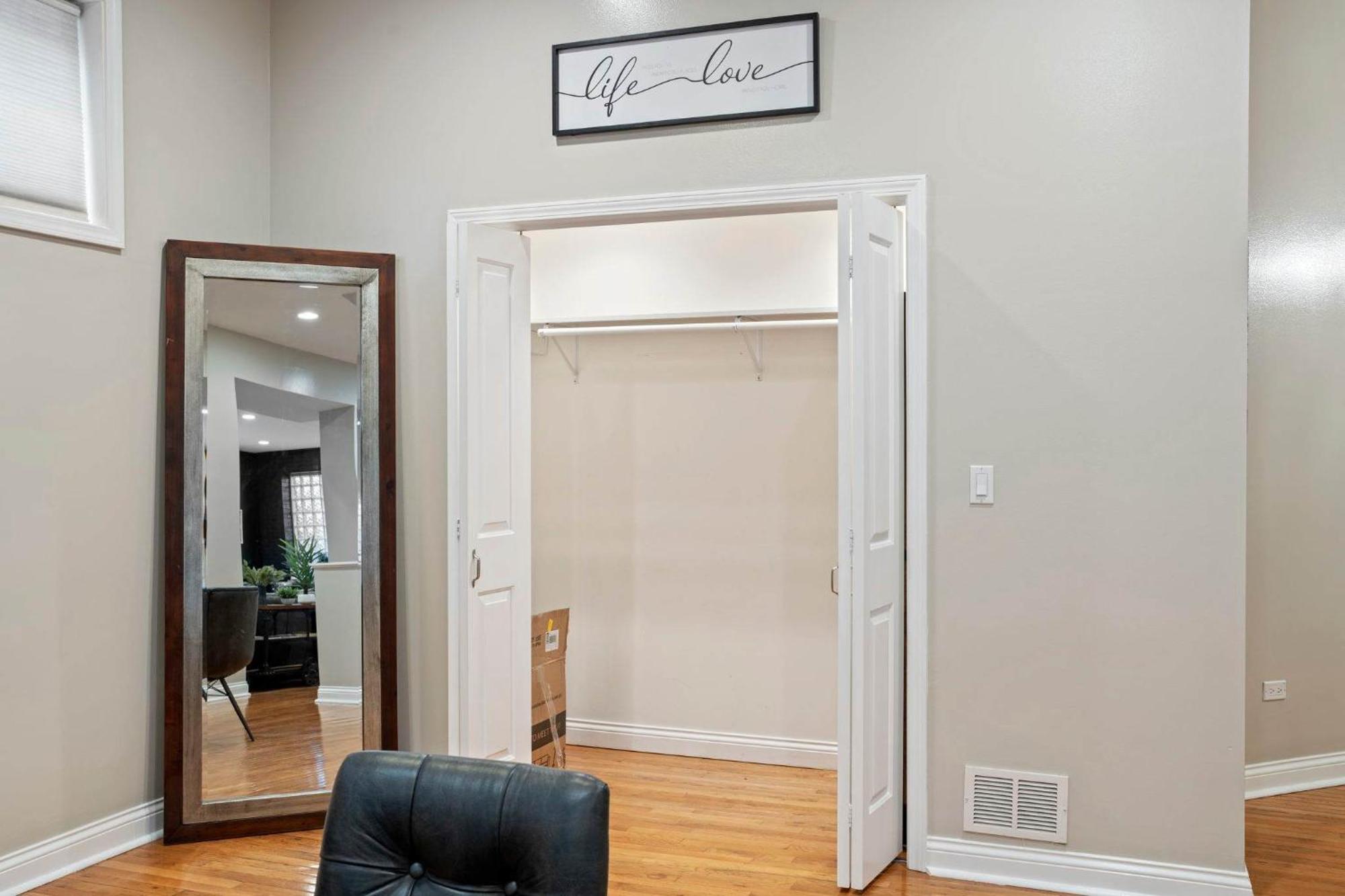 Holiday home Spacious Luxury Retreat 8 Bed Oasis With 6 Baths Chicago