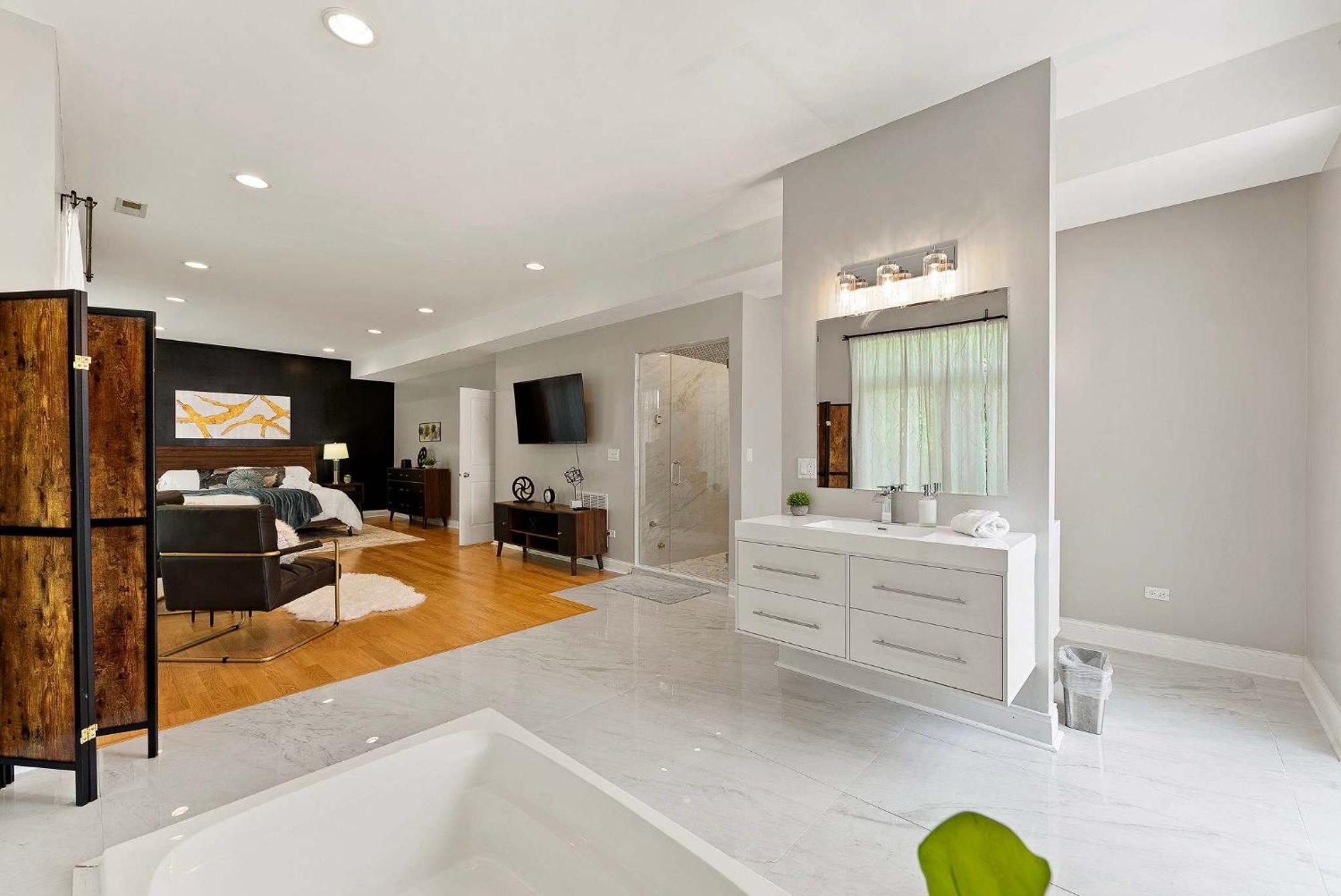 Spacious Luxury Retreat 8 Bed Oasis With 6 Baths *