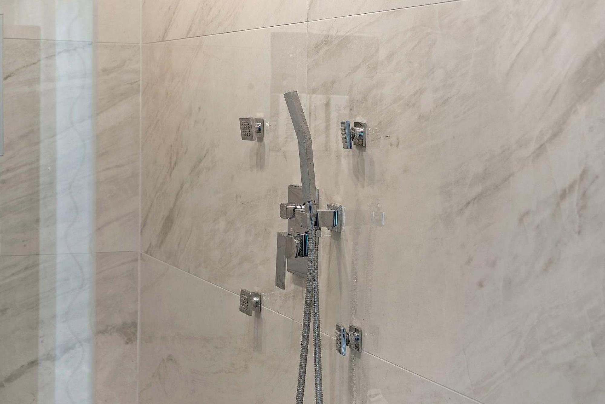 Spacious Luxury Retreat 8 Bed Oasis With 6 Baths Chicago