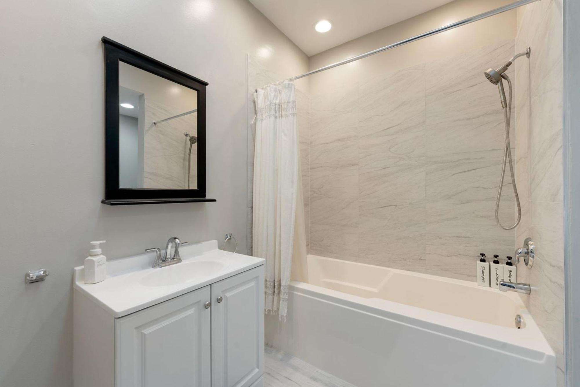 Spacious Luxury Retreat 8 Bed Oasis With 6 Baths *