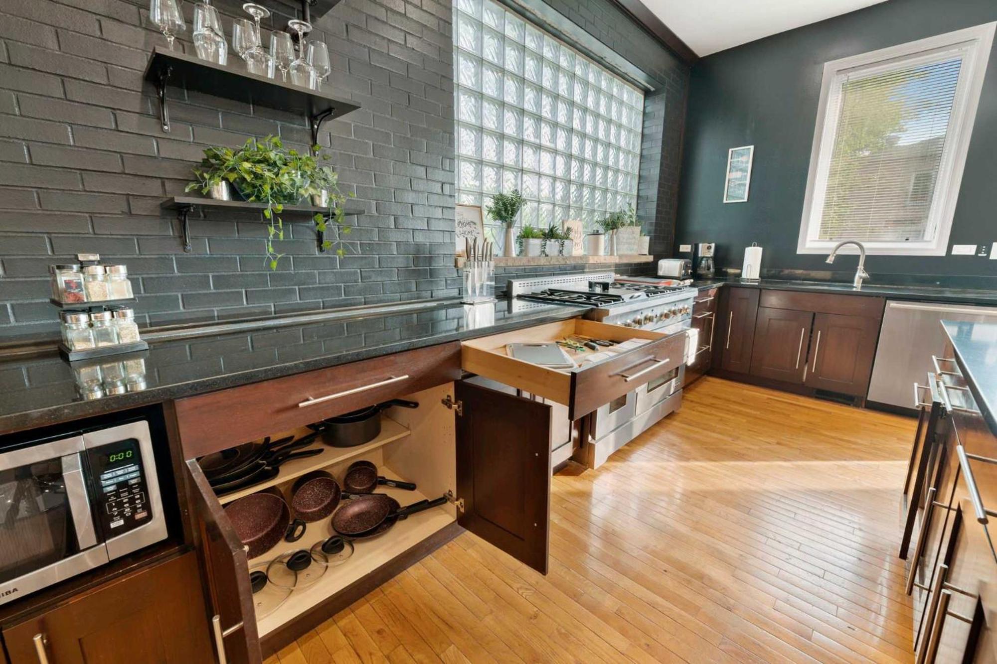 Spacious Luxury Retreat 8 Bed Oasis With 6 Baths * Chicago