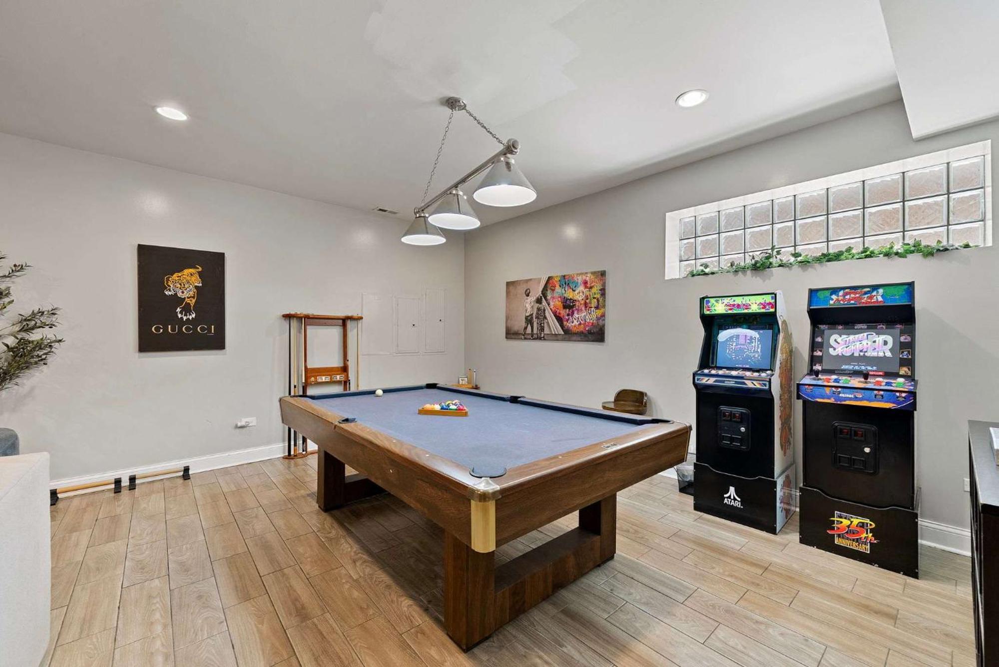 Spacious Luxury Retreat 8 Bed Oasis With 6 Baths * Chicago