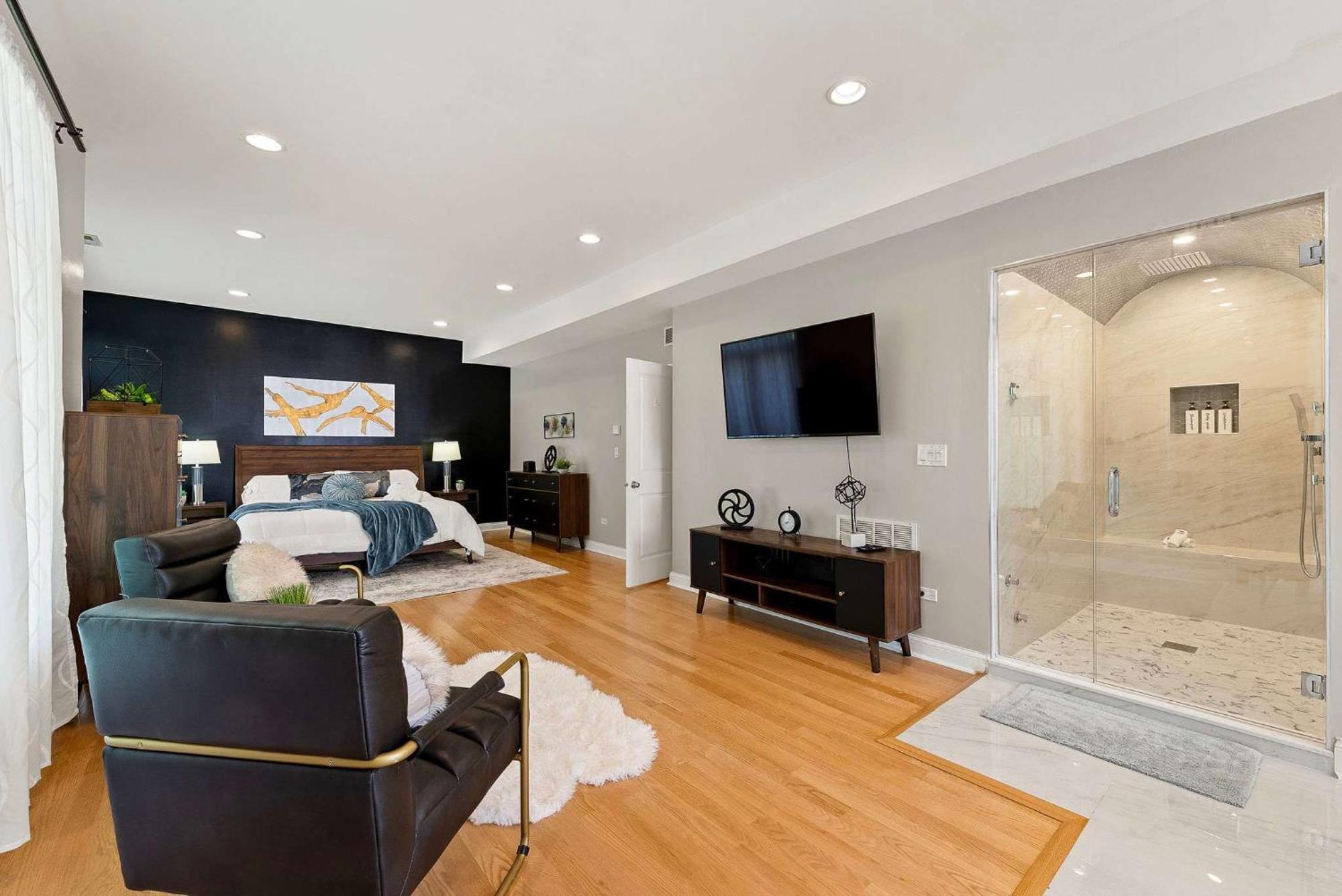 Spacious Luxury Retreat 8 Bed Oasis With 6 Baths Holiday home Chicago