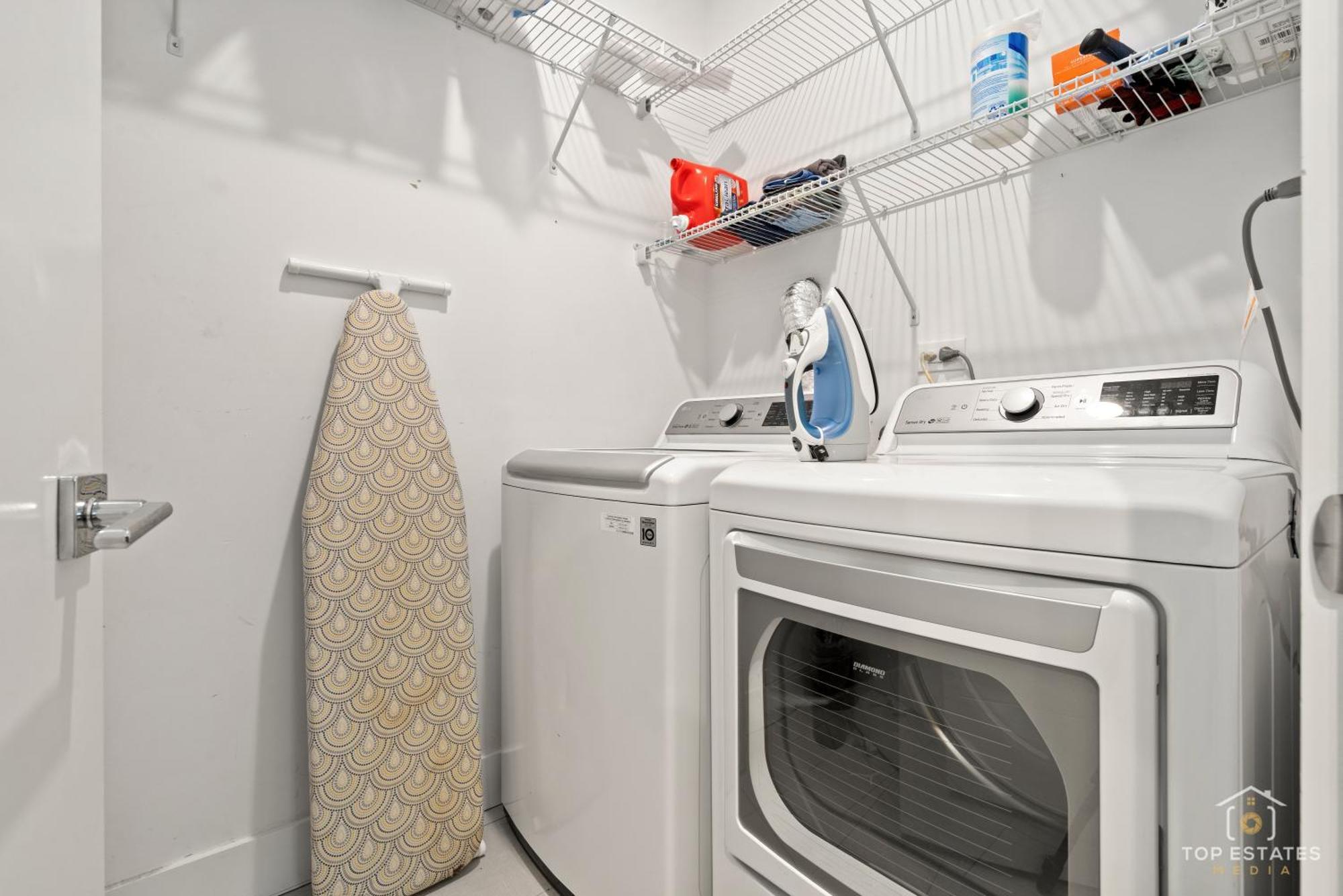 Apartment Dreams - Designer Style - - Sleeps 7 Chicago