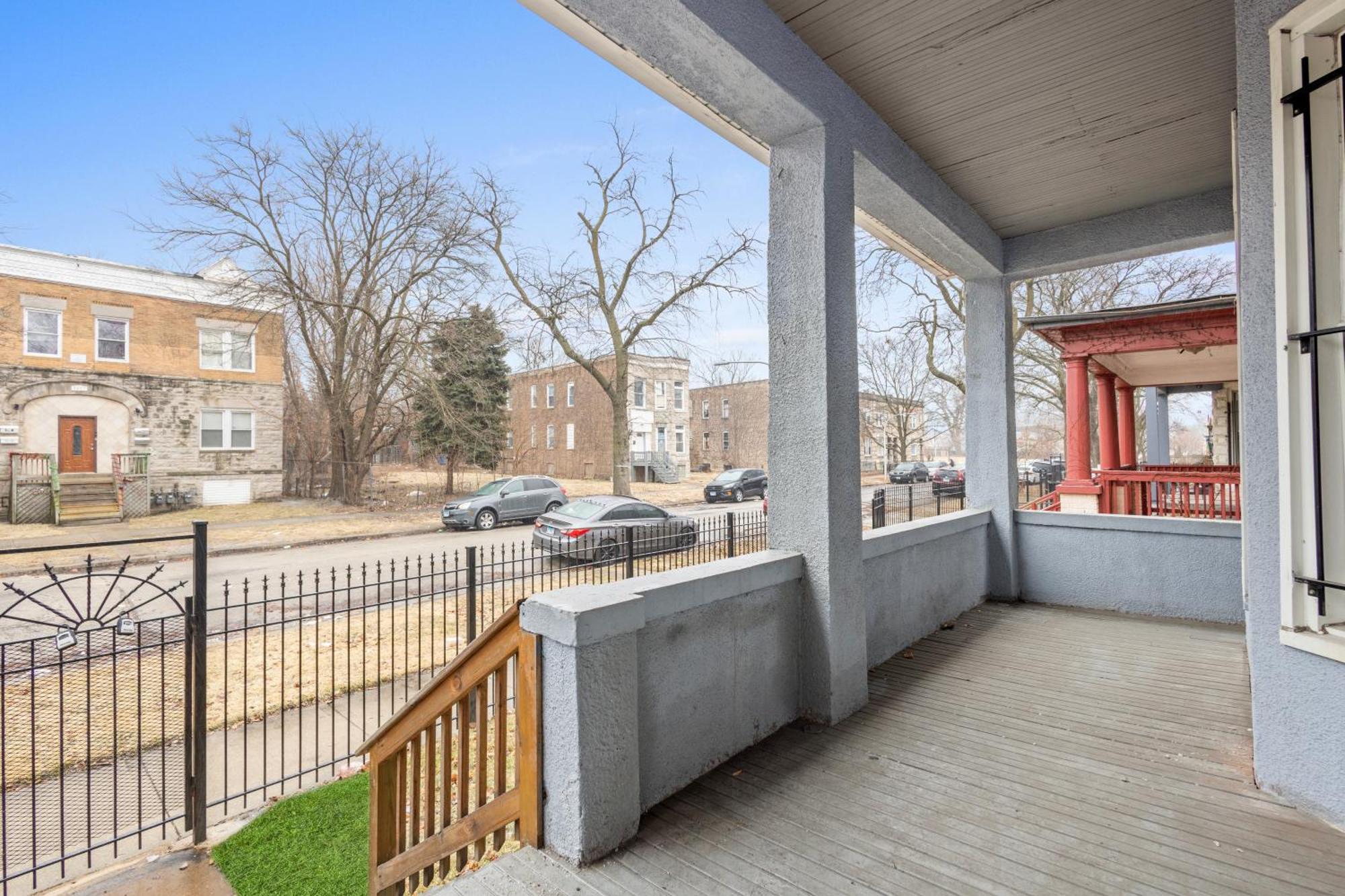 Apartment Newley Rehabbed Building With Two Private *