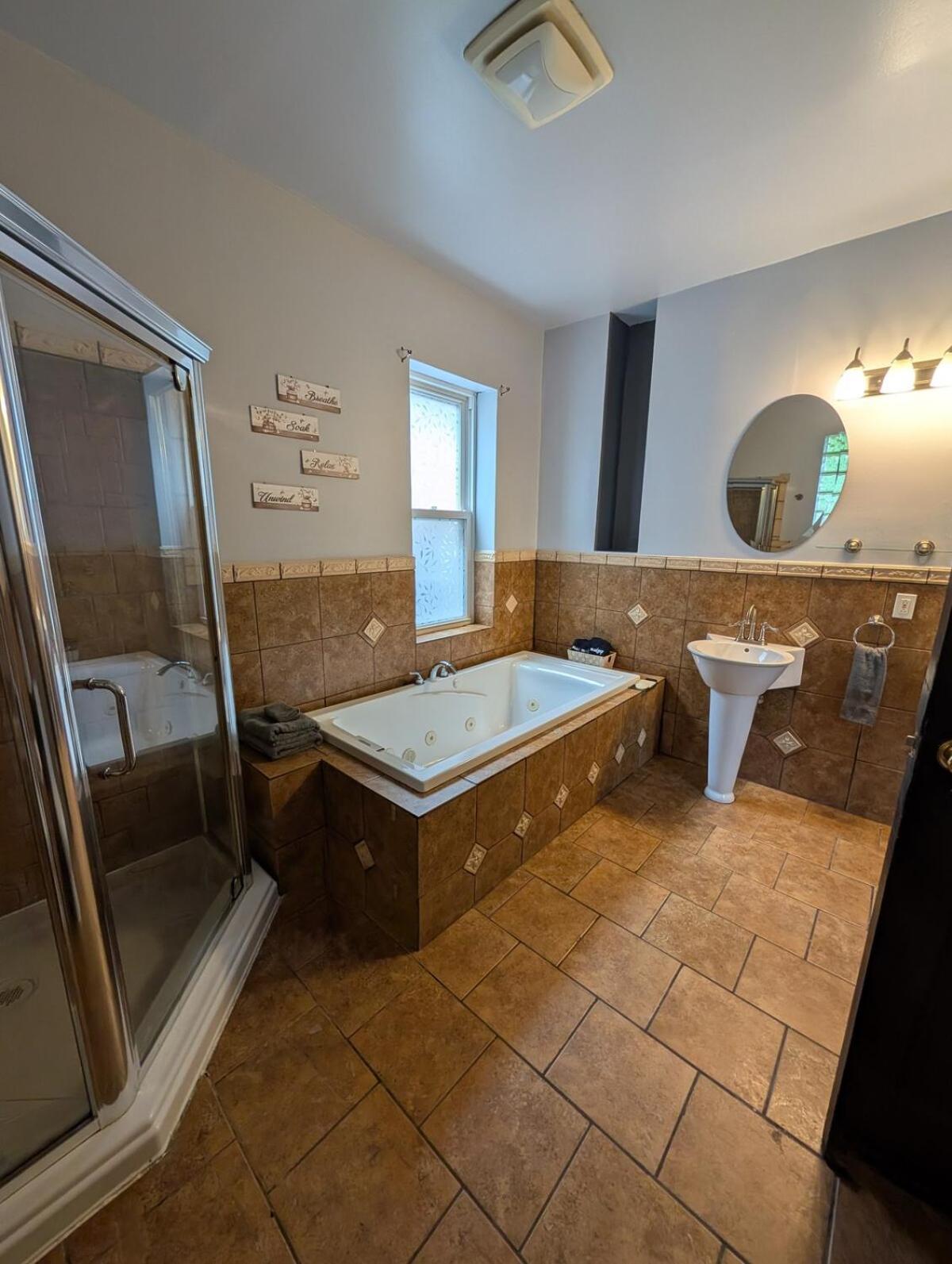 2bd 2ba W Office Near Obama Library & Museums Apartment