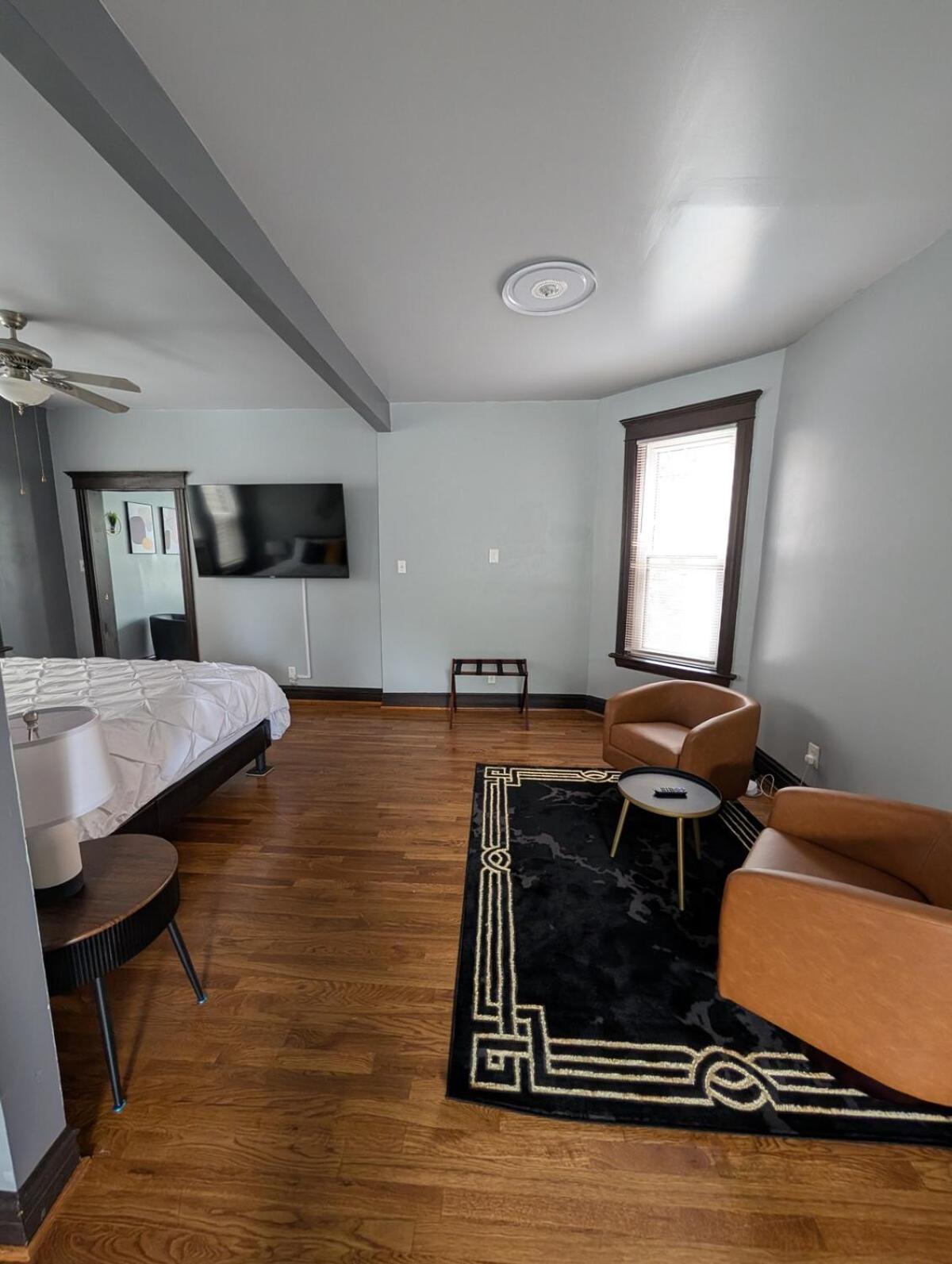 Apartment 2bd 2ba W Office Near Obama Library & Museums *