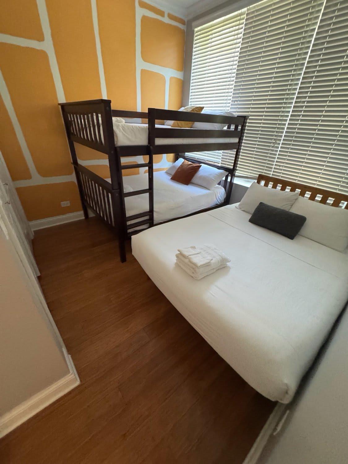 Apartment Private Balcony 1 Garage Parking Sleeps 6 Chicago