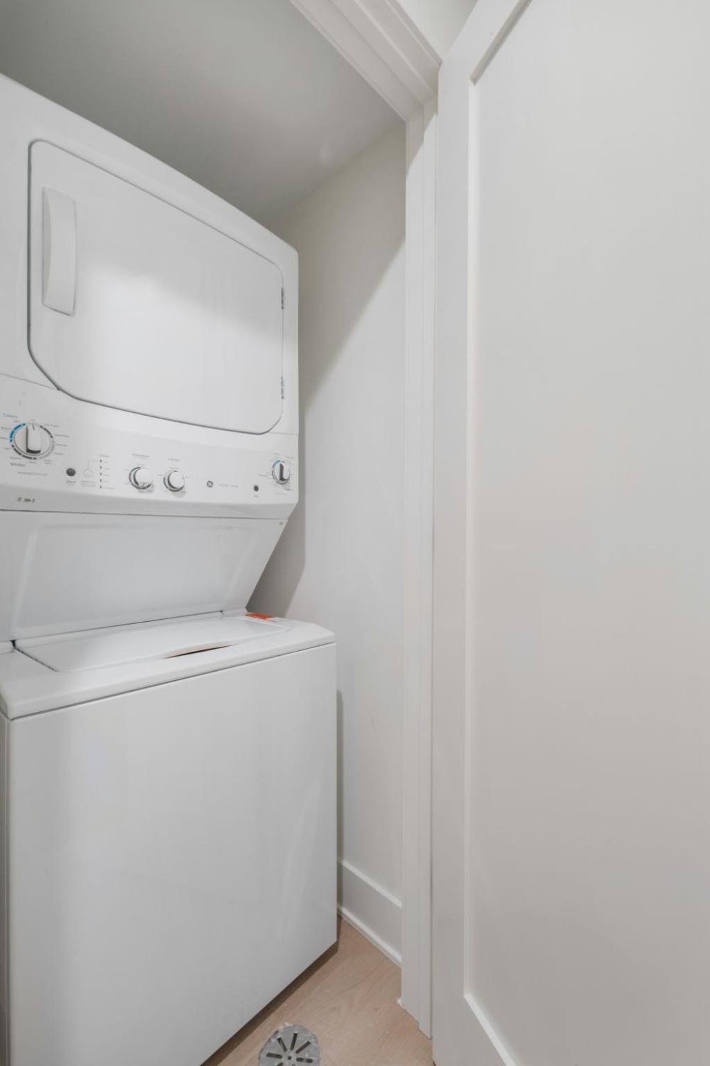 1 Bedroom With Rooftop And Wrigley Views Apartment