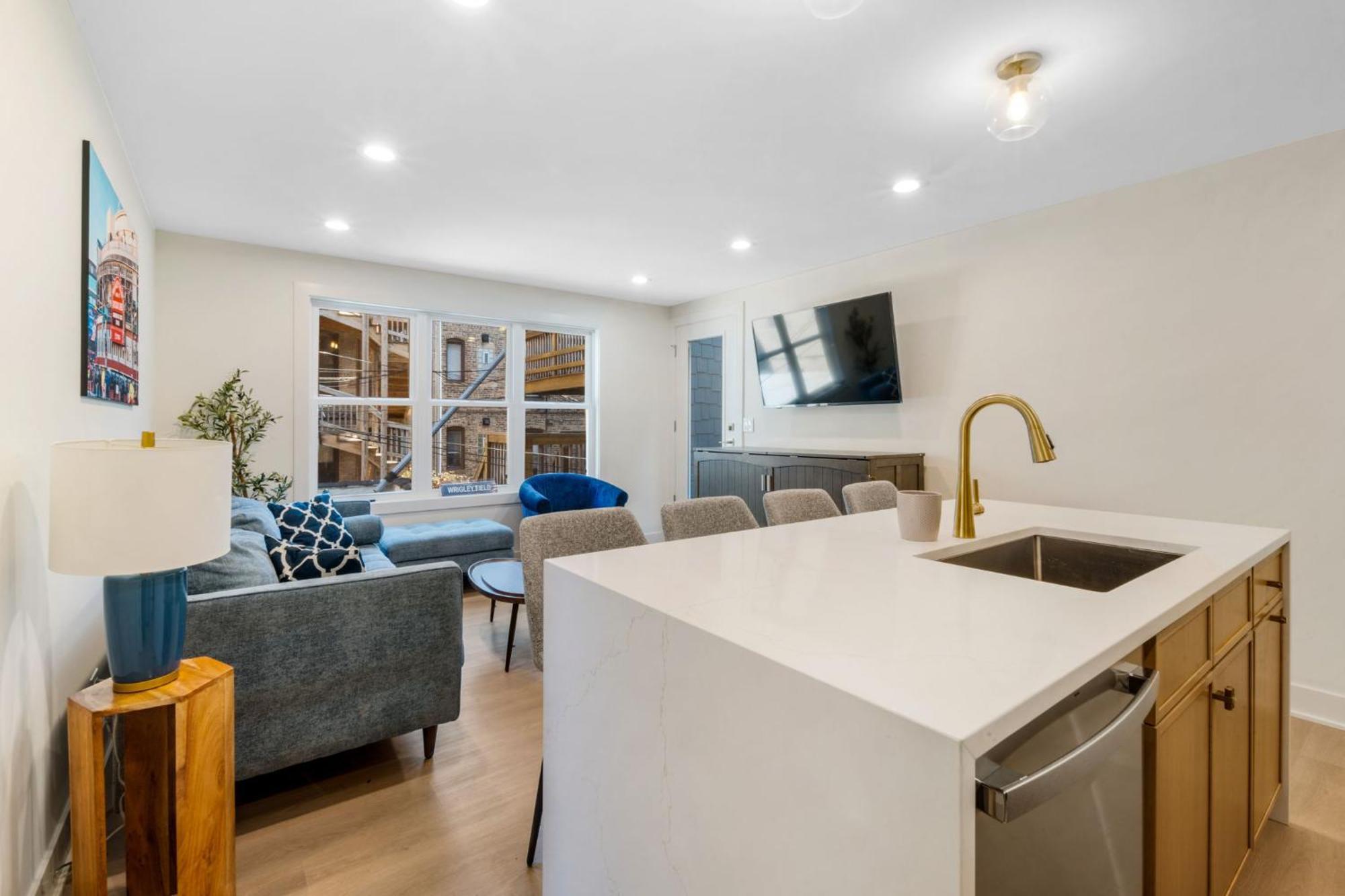 1 Bedroom With Rooftop And Wrigley Views *