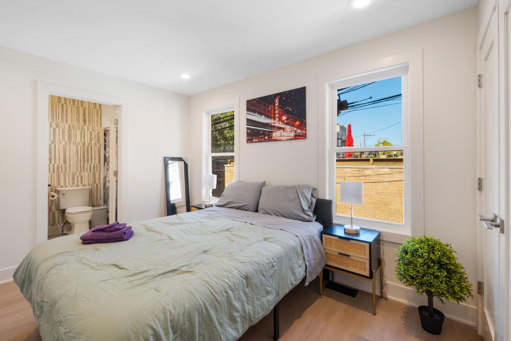 Apartment 1 Bedroom With Rooftop And Wrigley Views