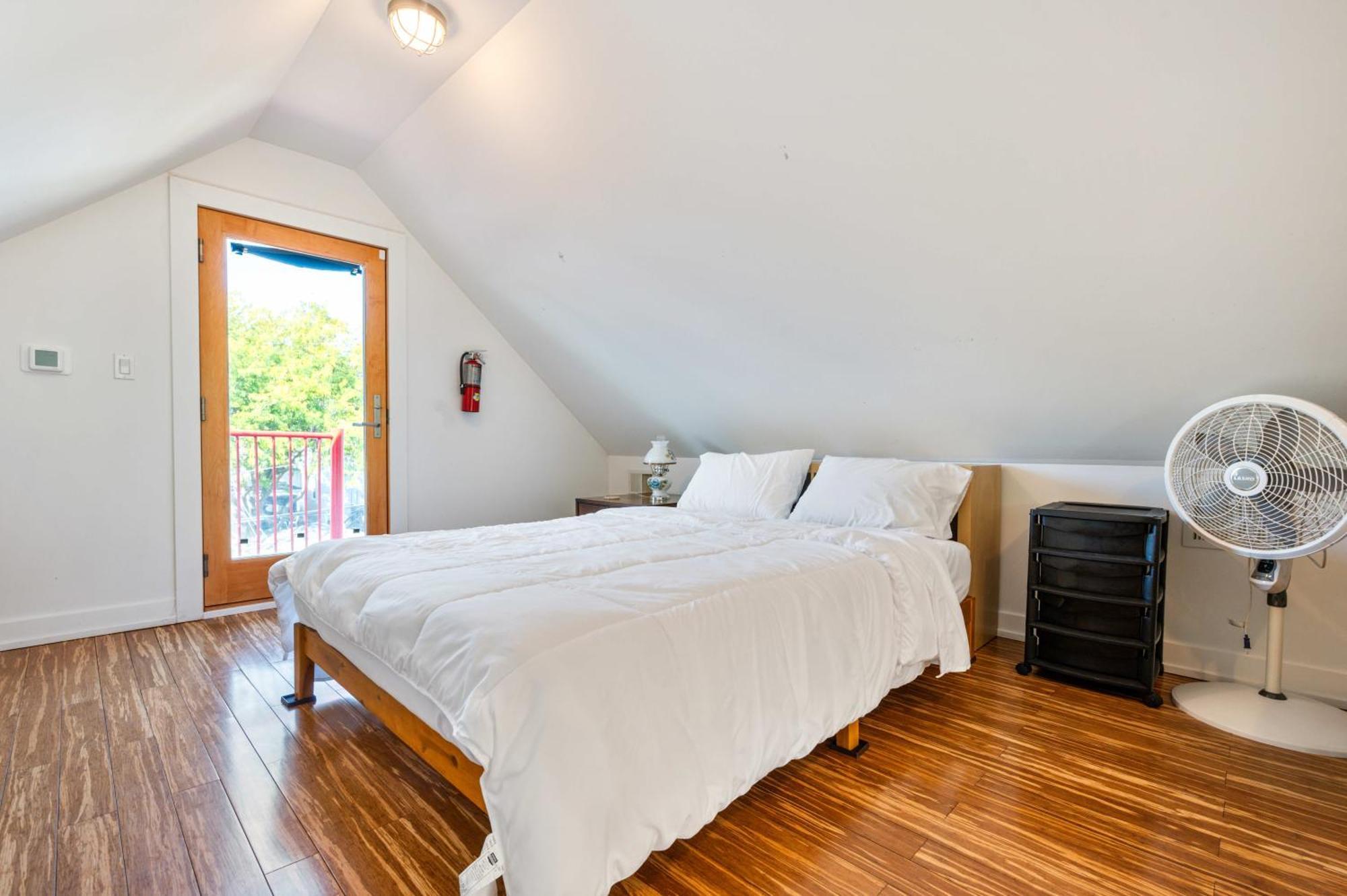 Single Family With 3 Bedrooms Attic With 2 Beds * Chicago