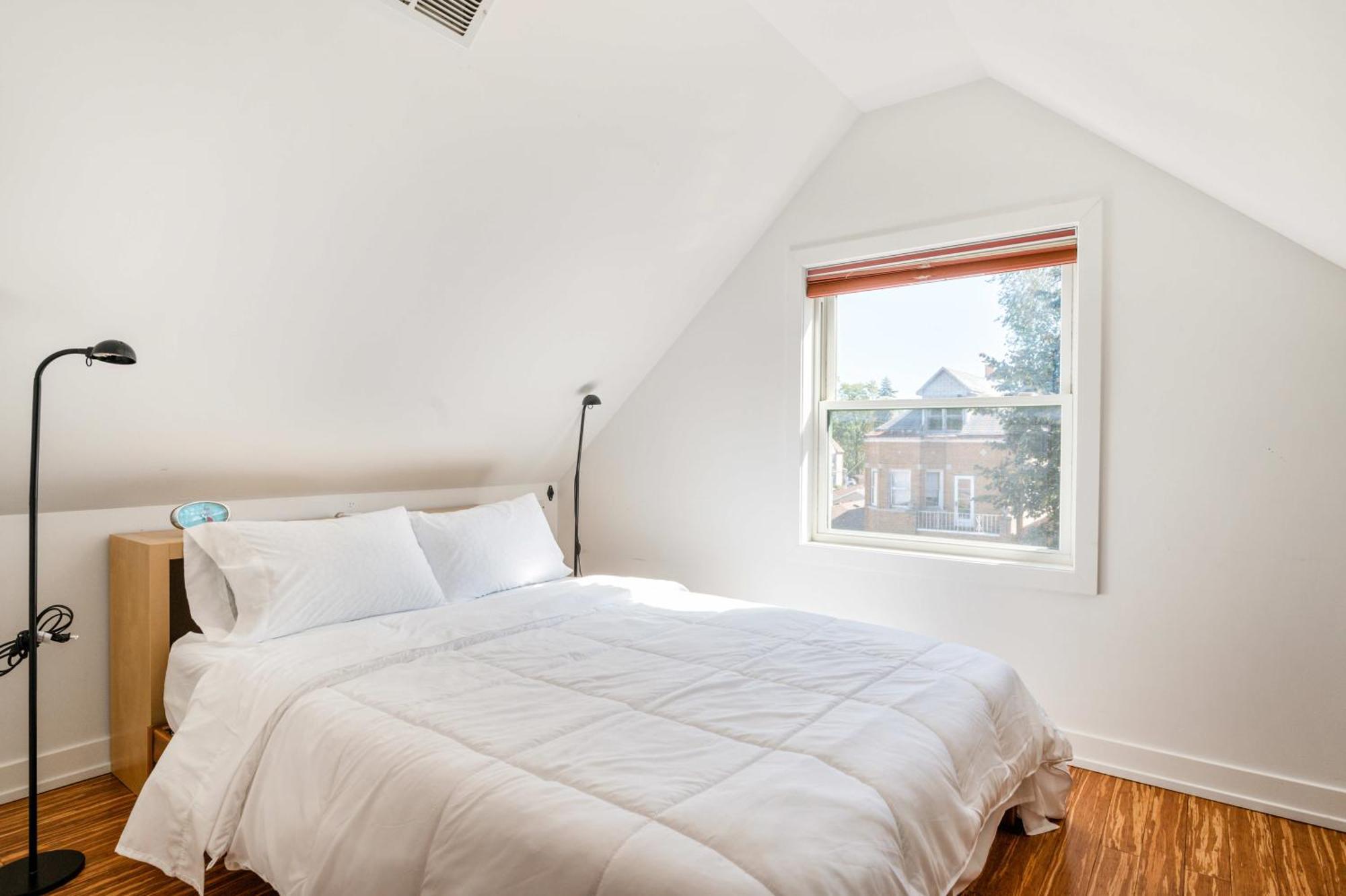 Single Family With 3 Bedrooms Attic With 2 Beds * Chicago