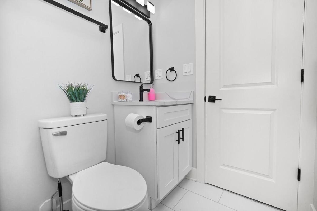 Cozy 3br Retreat Sleeps 8 With Free Parking Near Of Illinois Chicago, Medical District & West Loop