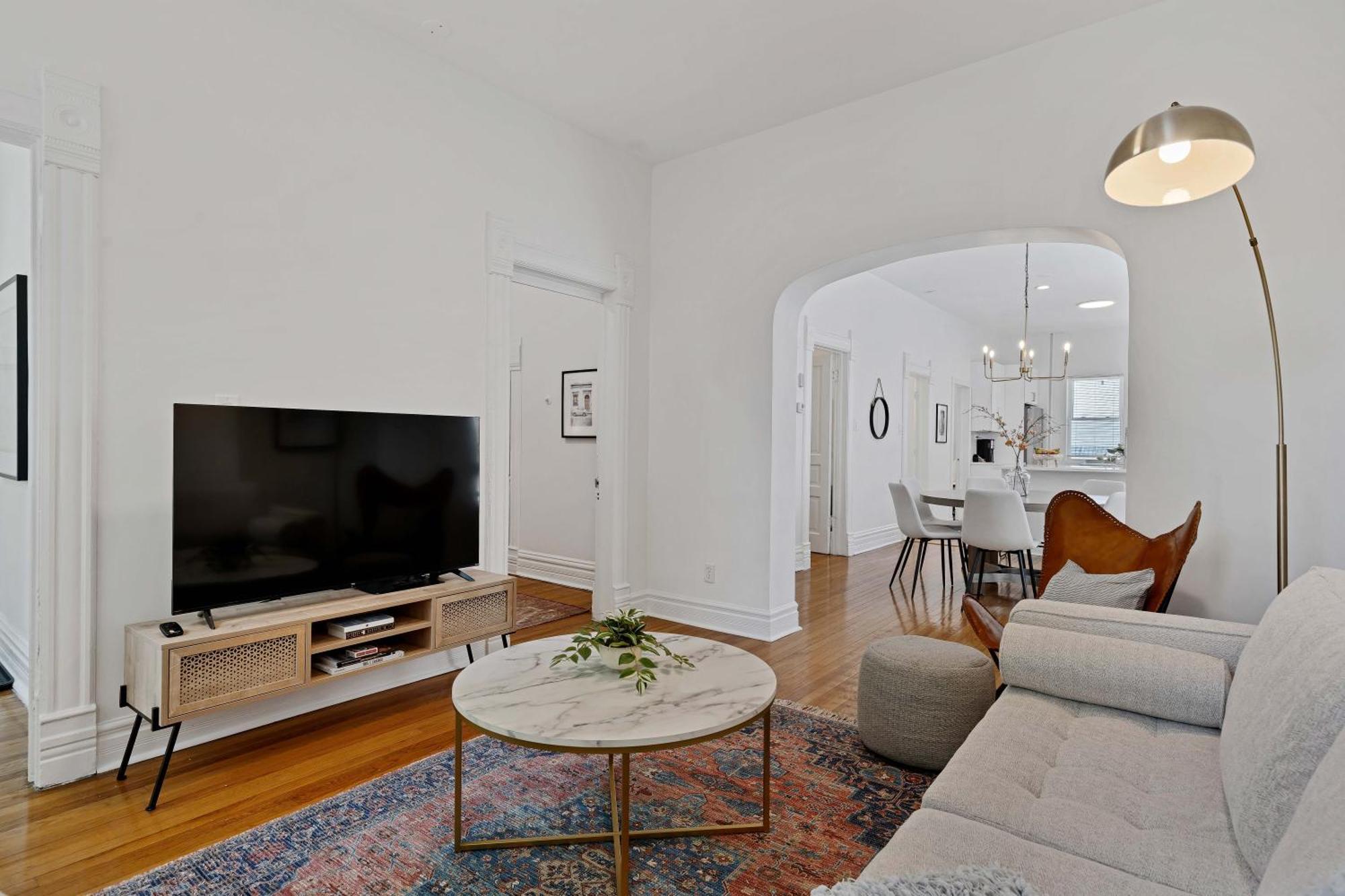 Newly Updated Vintage 6 Bedroom Single Family Home Holiday home Chicago