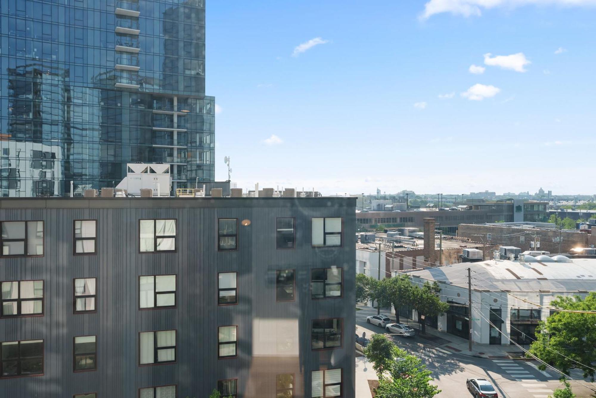 Sophisticated 4br - Modern And Luxurious *