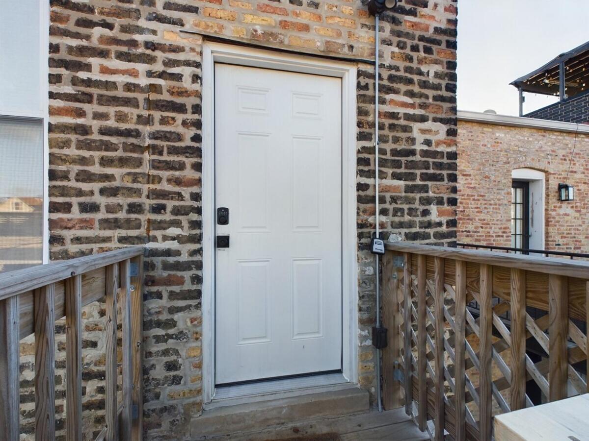 Chic 2br Top-floor Gem Apartment *