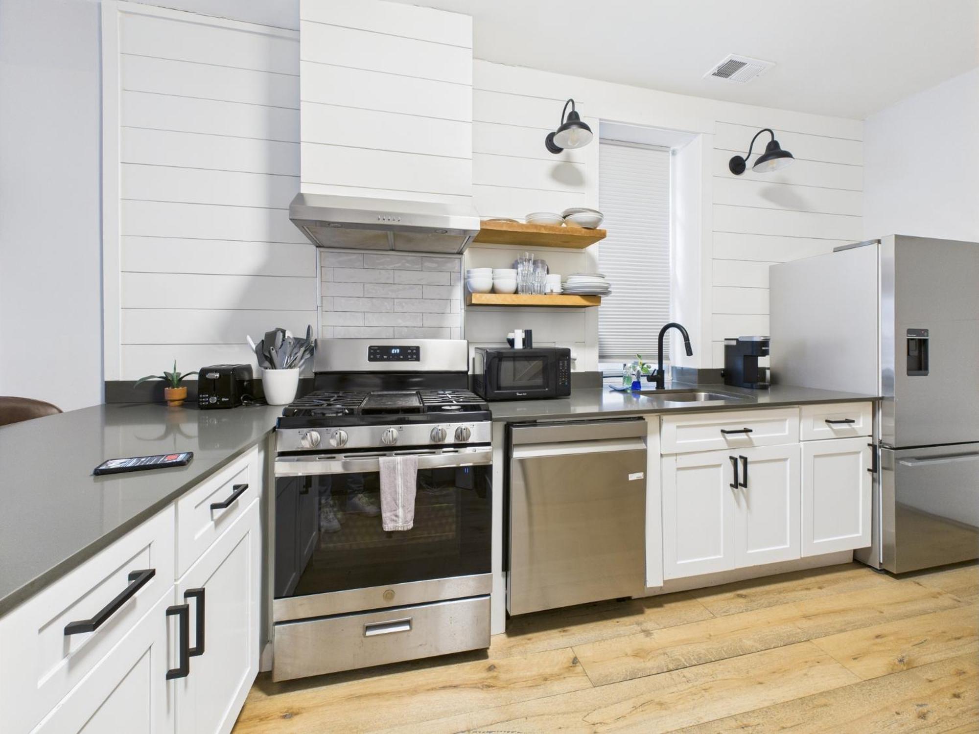 Modern 2br With Patio & Cozy Space Apartment