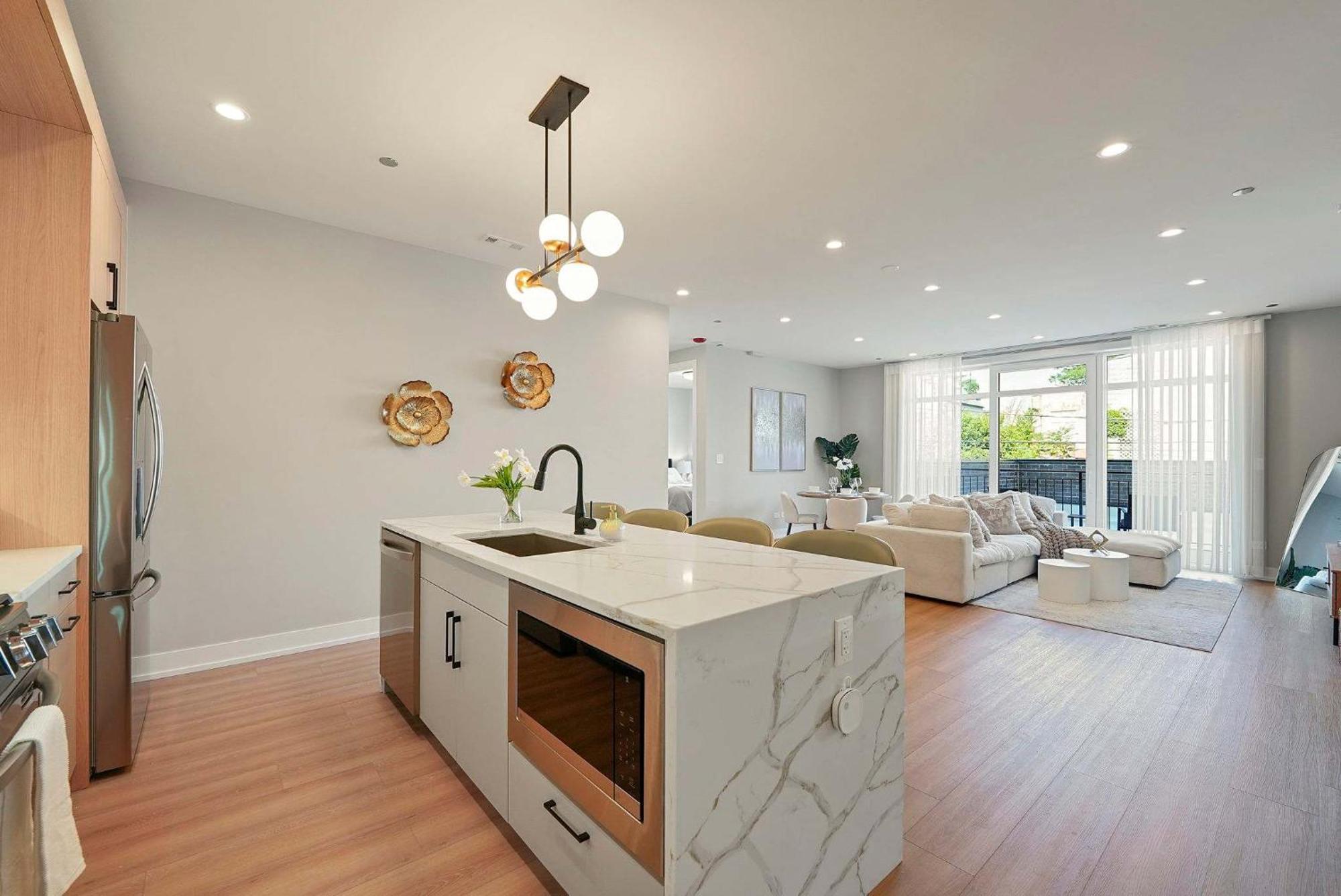 Modern 2br2ba Balcony Free Park Apartment