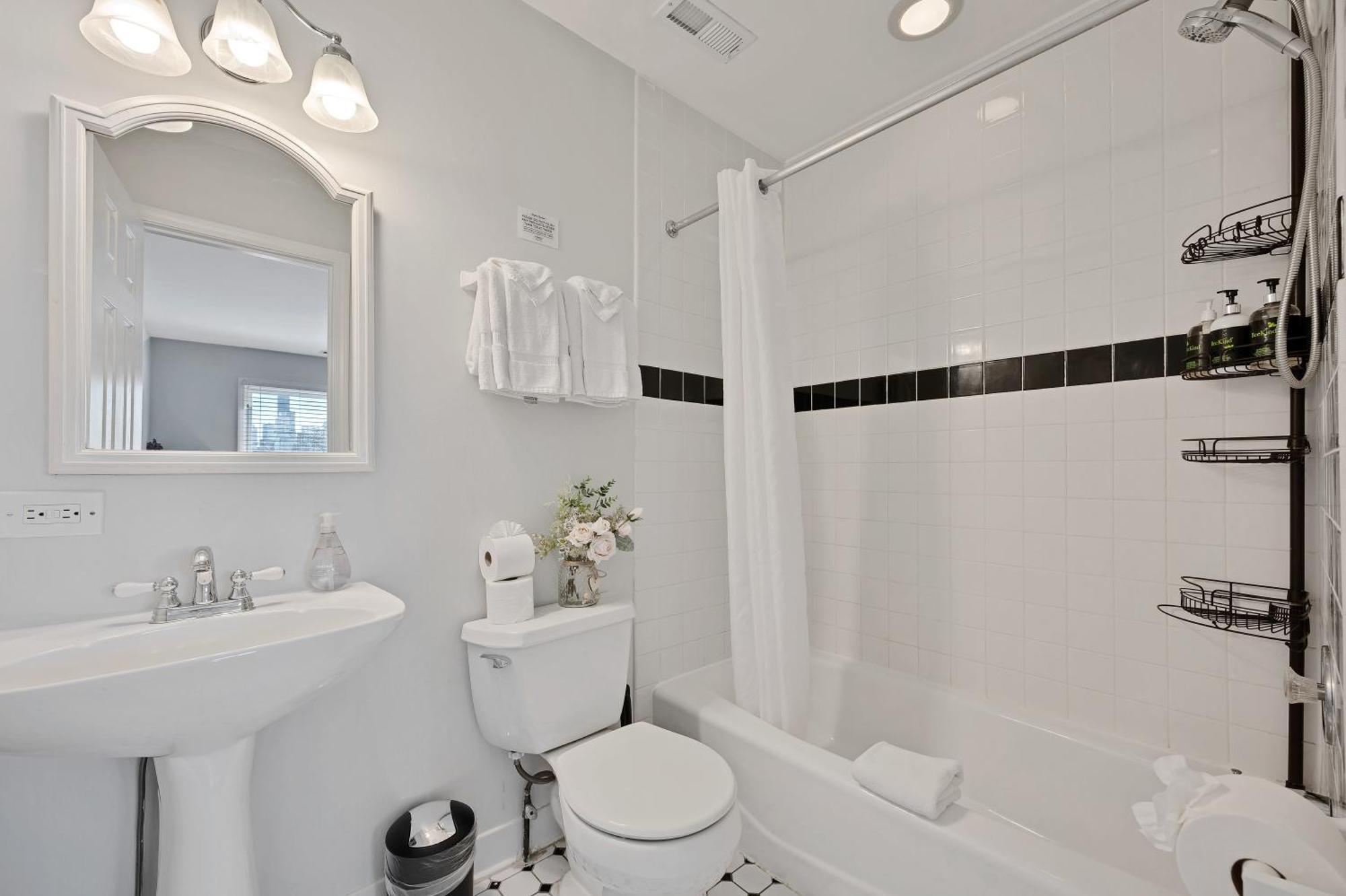 Old Town 3bd 3ba Coach House, Garage Parking Incl Chicago
