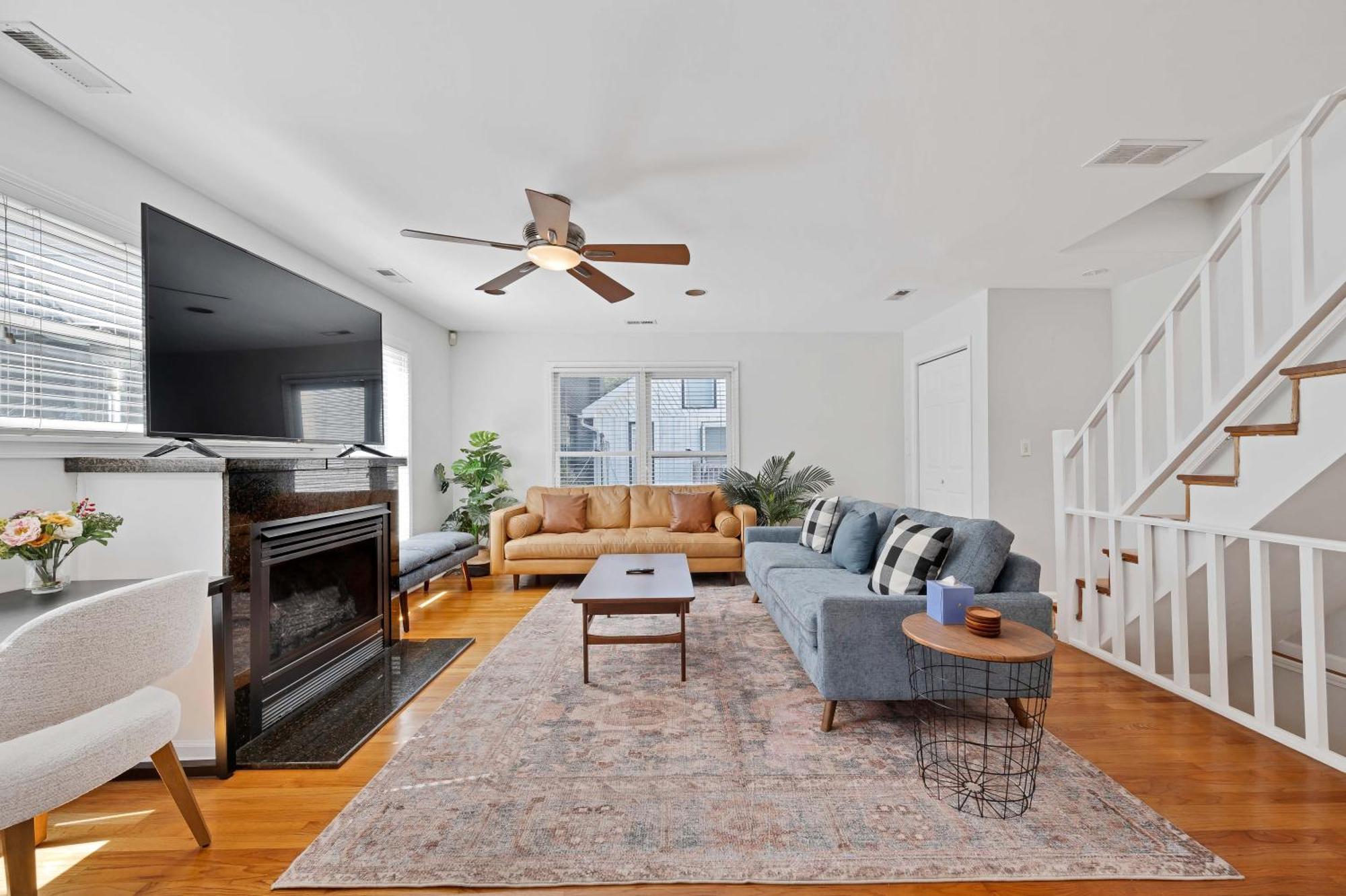 Old Town 3bd 3ba Coach House, Garage Parking Incl Holiday home Chicago