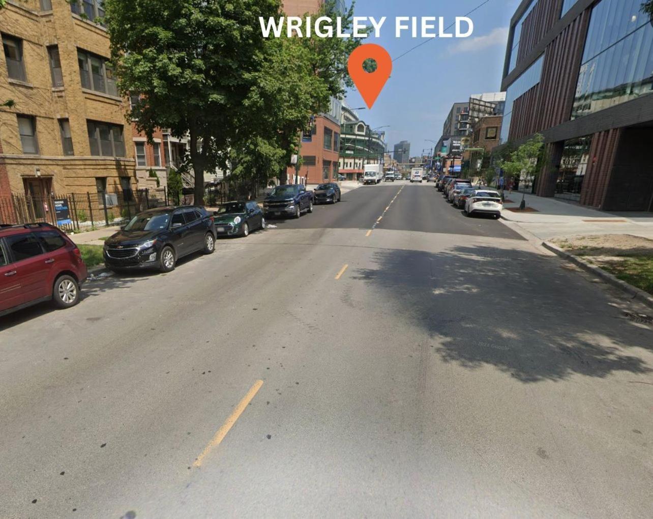 The Dugout Bar Just Steps From Wrigley Field Holiday home *