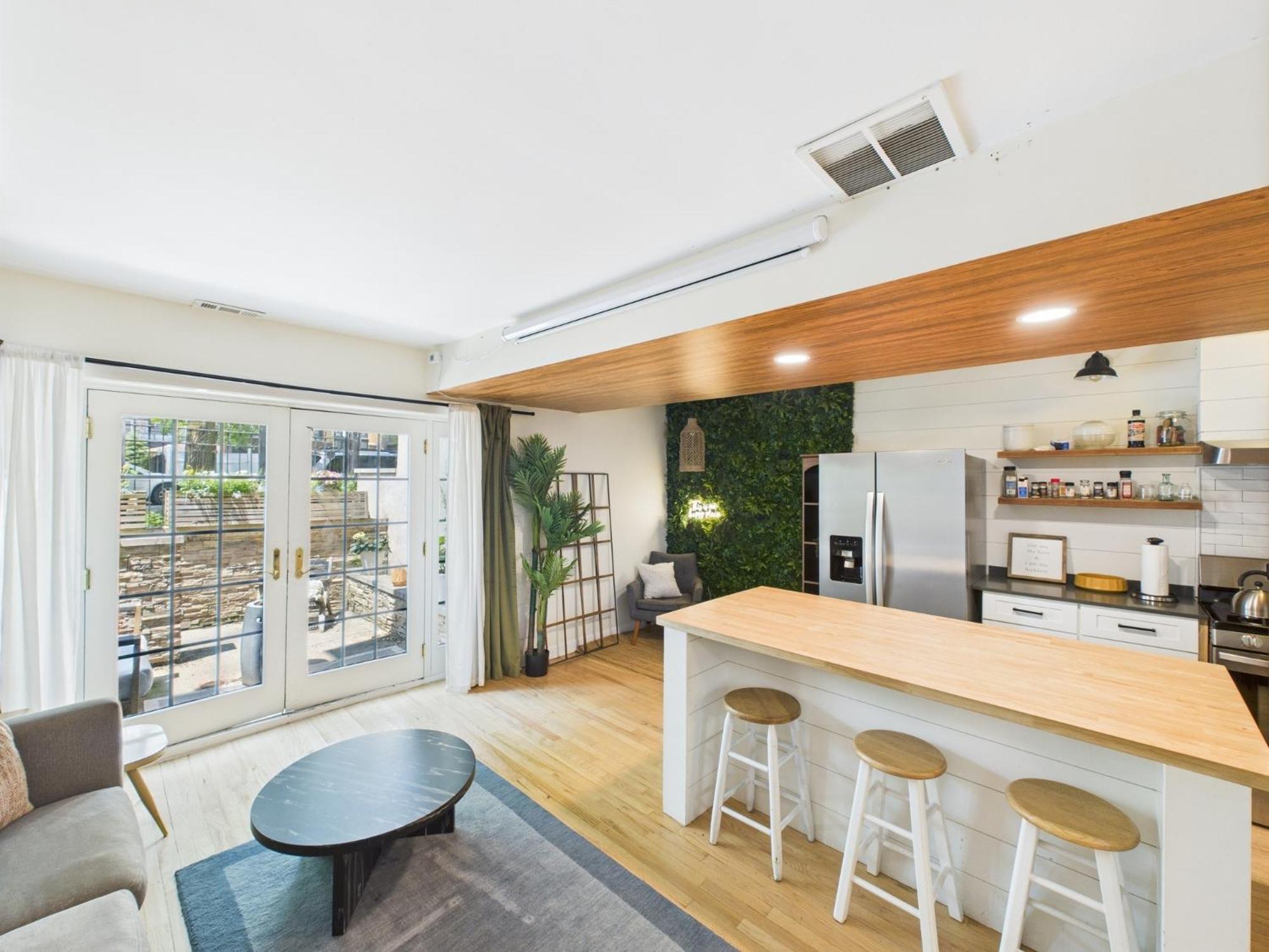 Charming Getaway With Patio Chicago