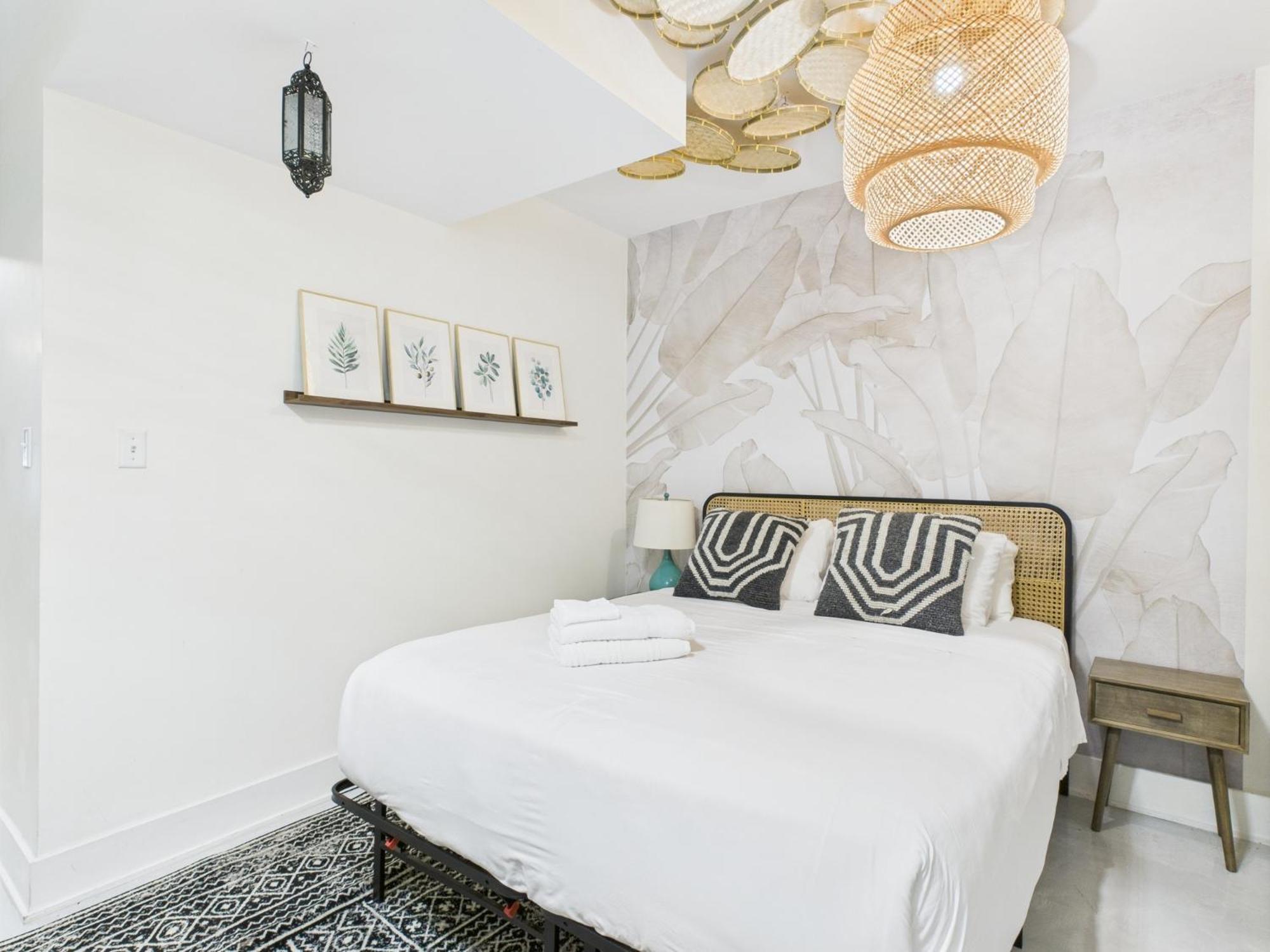 Charming Getaway With Patio Apartment