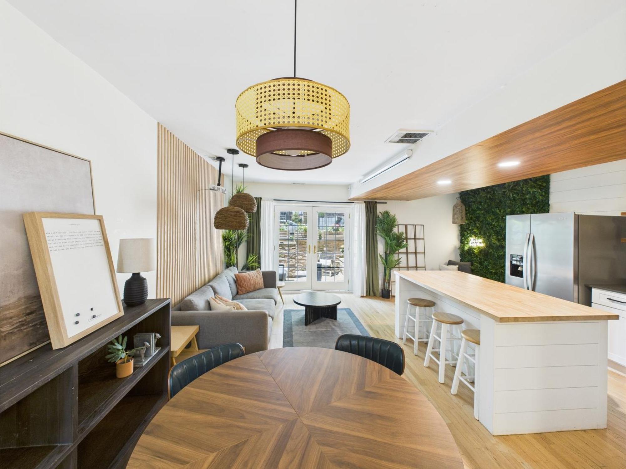 Charming Getaway With Patio Apartment