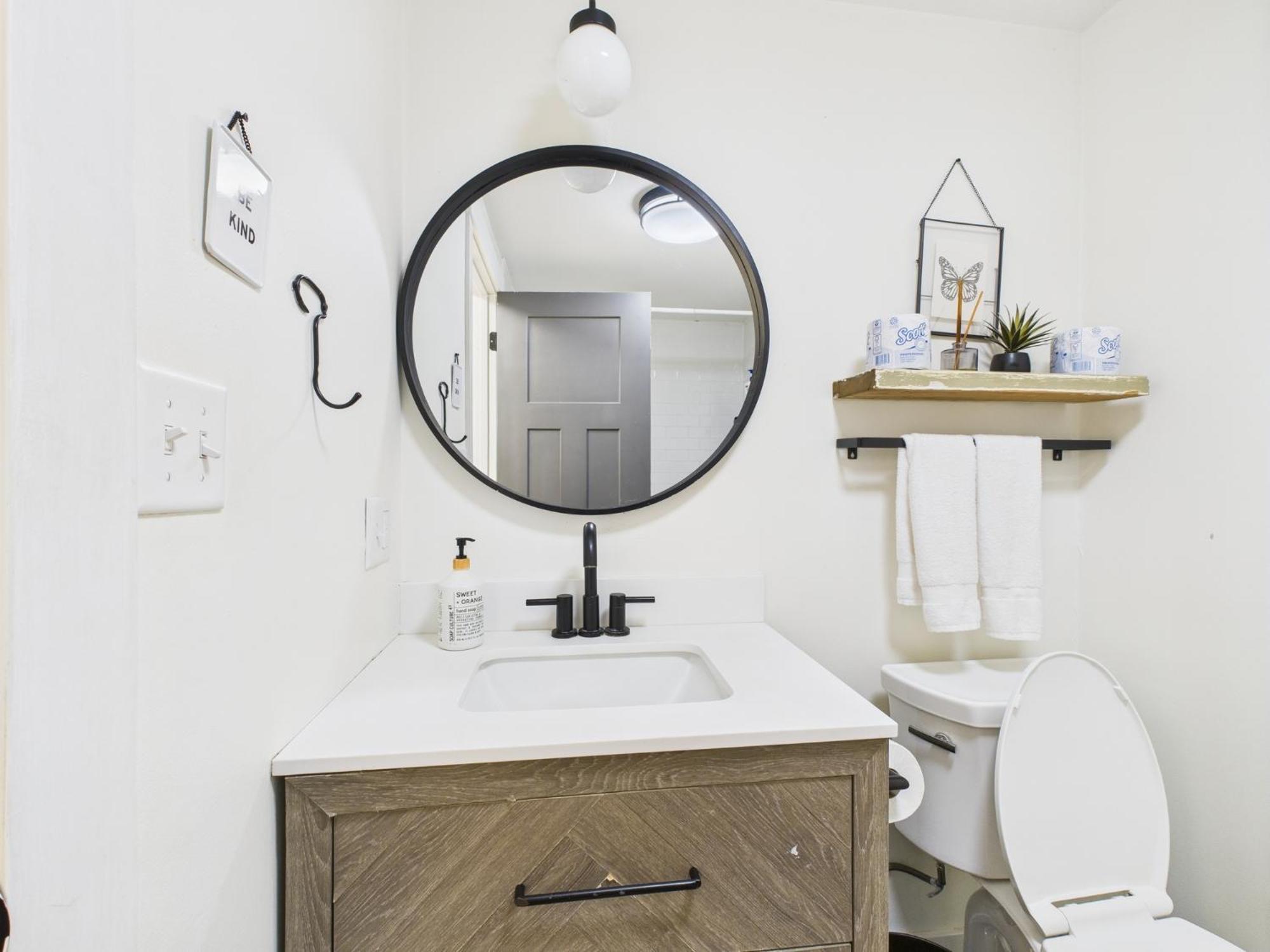 Apartment Charming Getaway With Patio