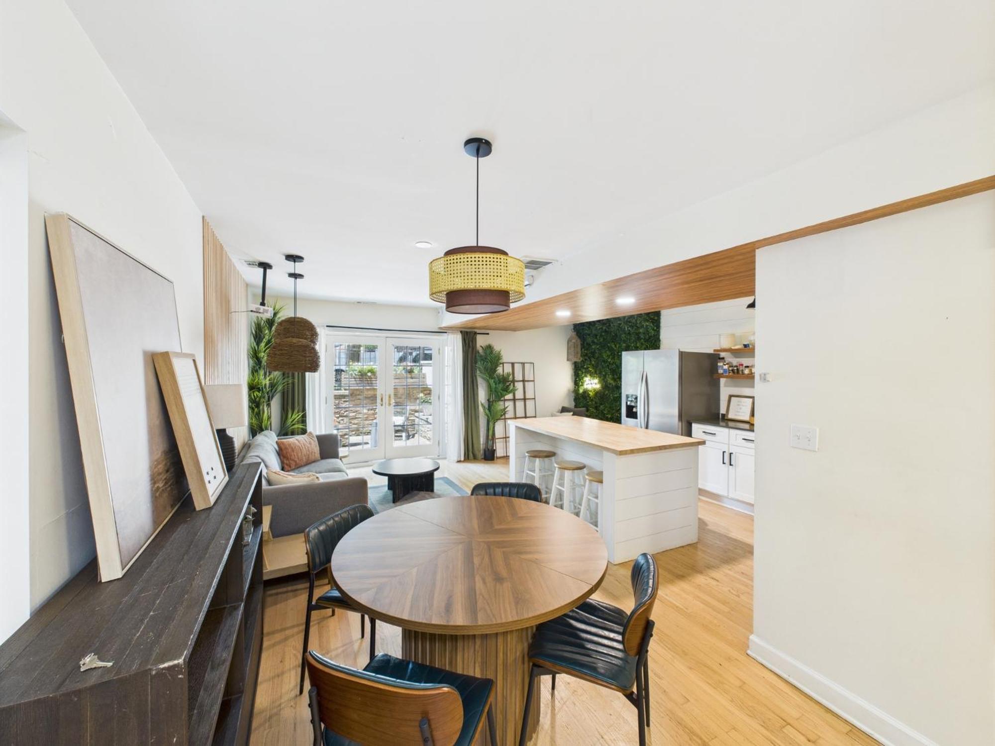 Charming Getaway With Patio Apartment