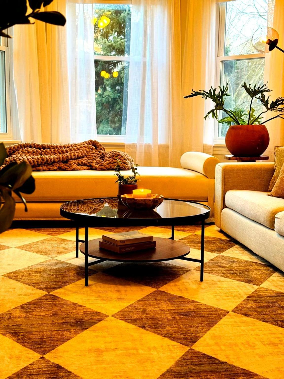 Stunning 3 Bedrooms 2 Bathrooms Getaway Chicago!