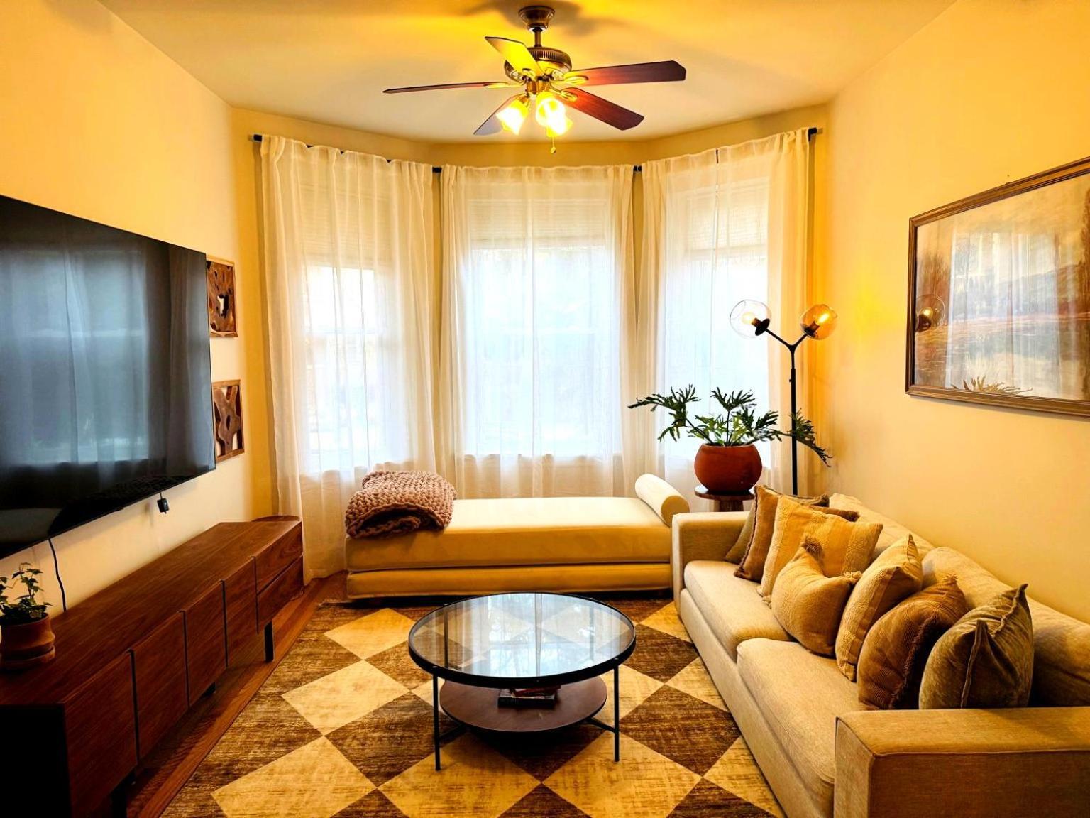 Stunning 3 Bedrooms 2 Bathrooms Getaway Chicago! *