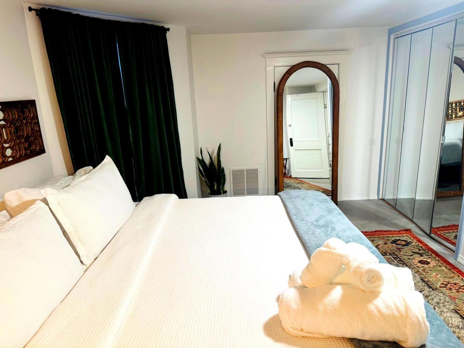 Stunning 3 Bedrooms 2 Bathrooms Getaway Chicago! Chicago