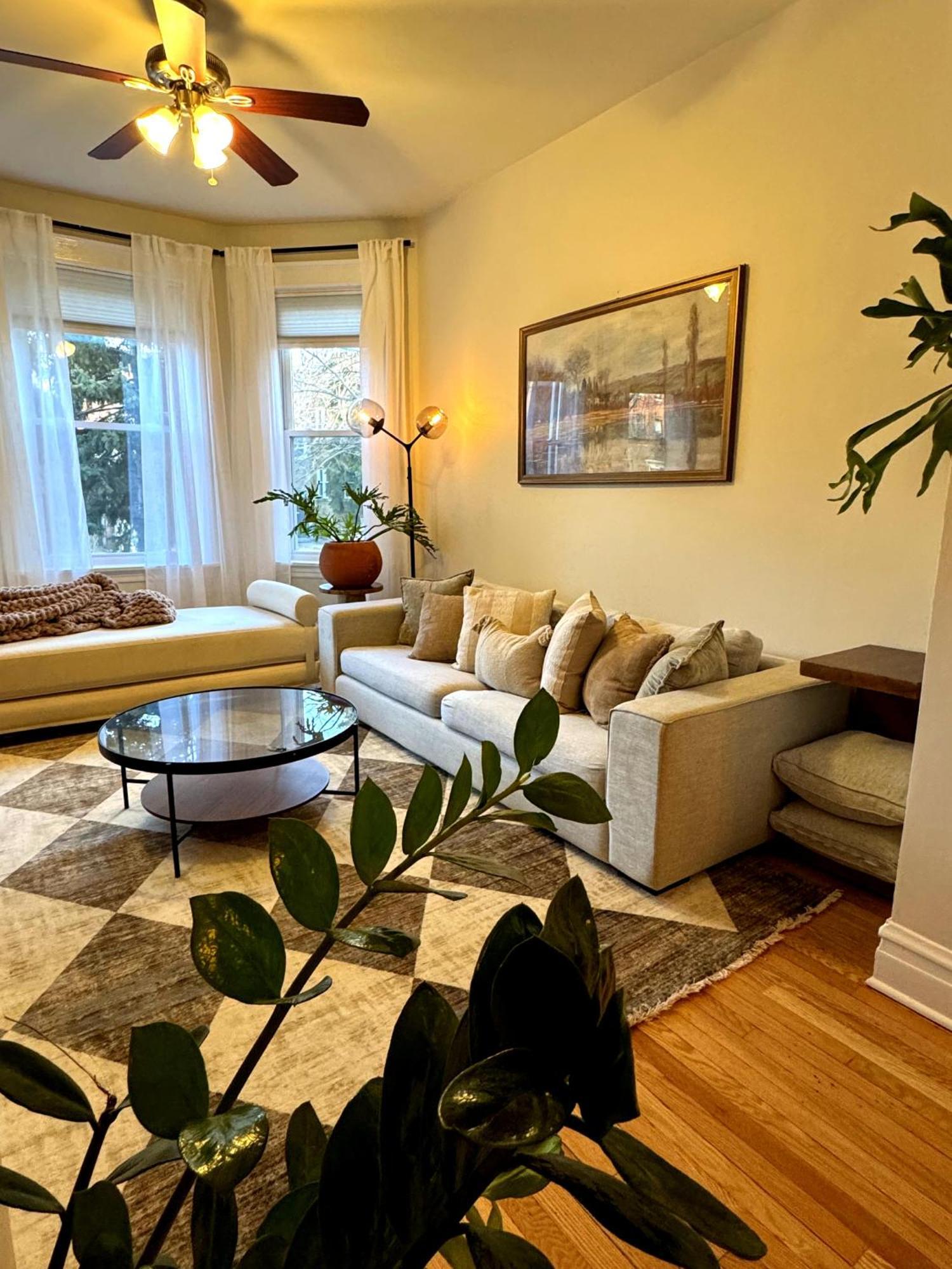 Stunning 3 Bedrooms 2 Bathrooms Getaway Chicago! * Chicago