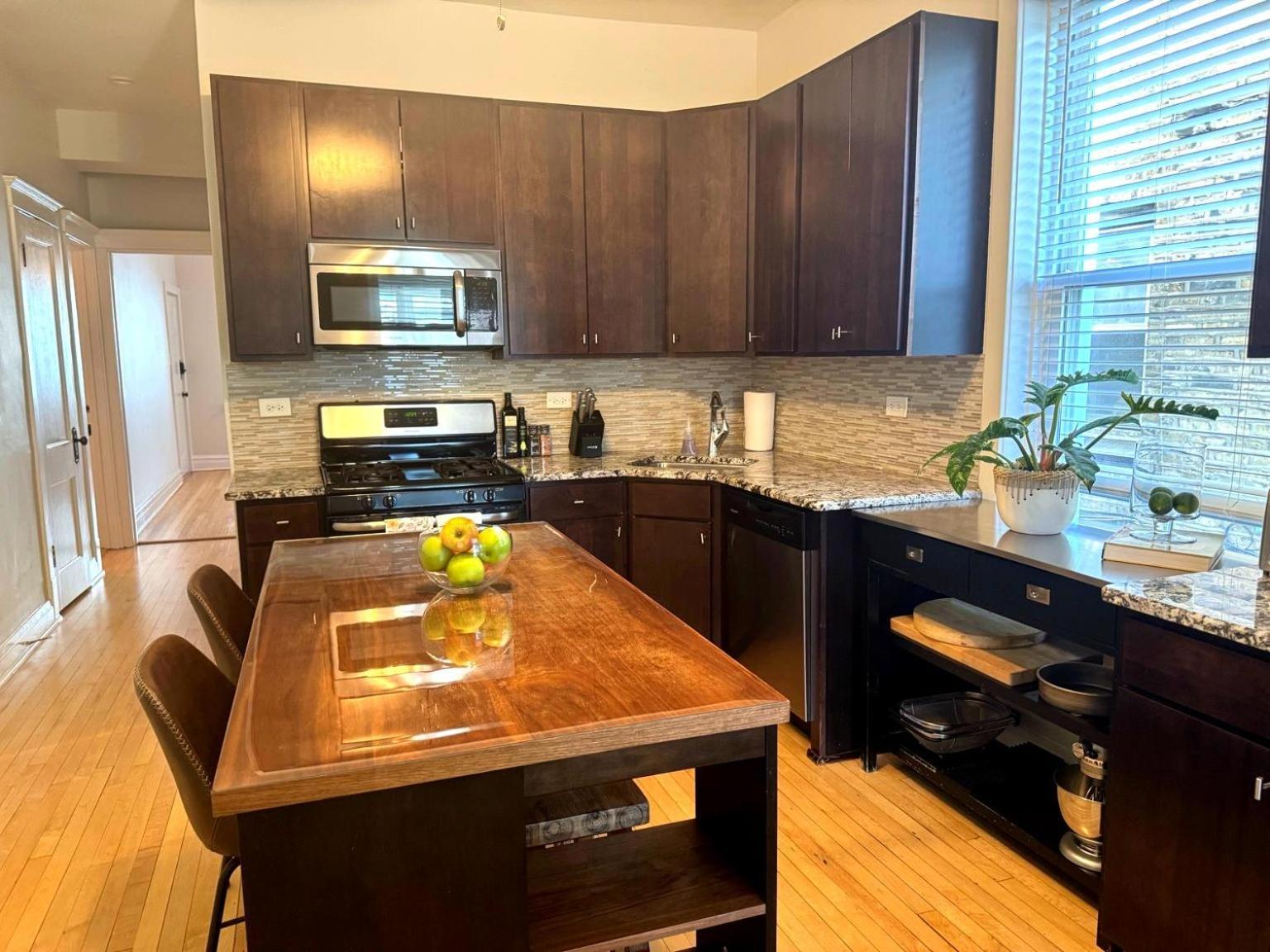 Apartment Stunning 3 Bedrooms 2 Bathrooms Getaway Chicago! Chicago