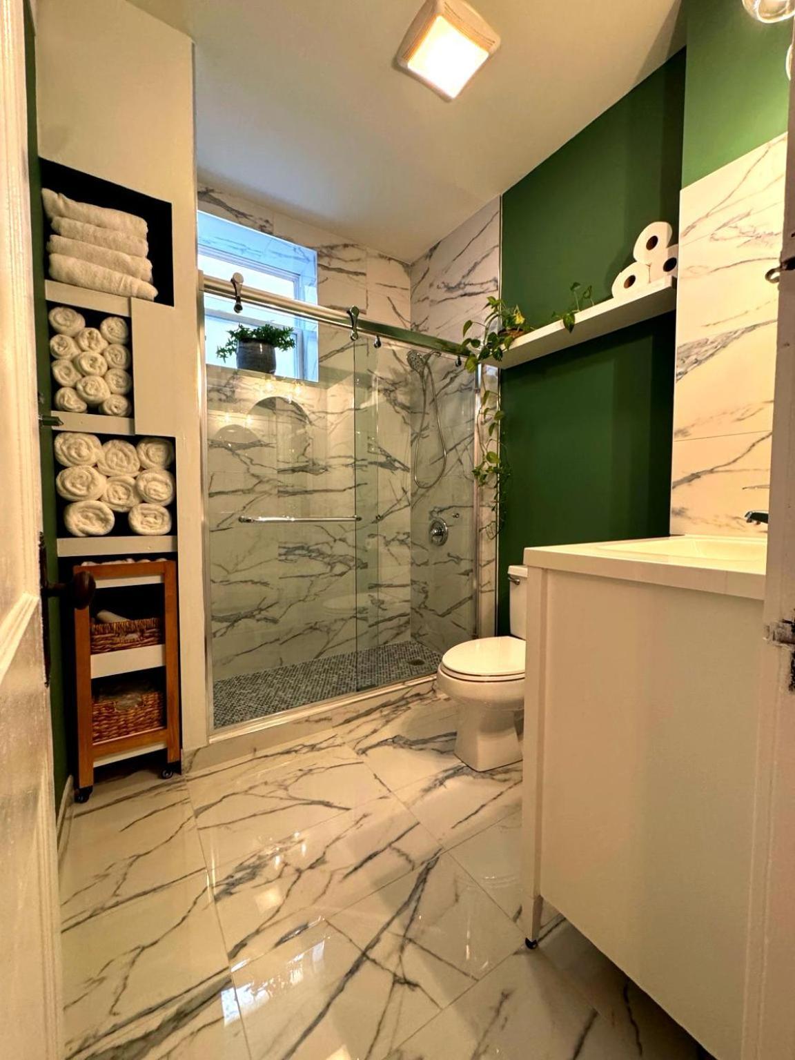 Stunning 3 Bedrooms 2 Bathrooms Getaway Chicago!