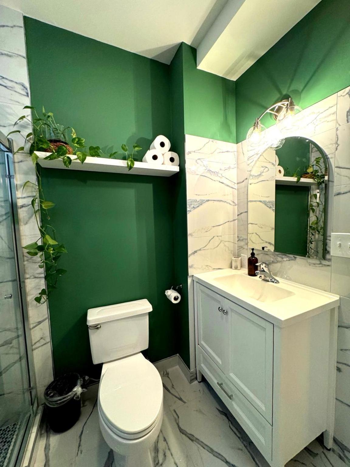 Stunning 3 Bedrooms 2 Bathrooms Getaway Chicago! Chicago